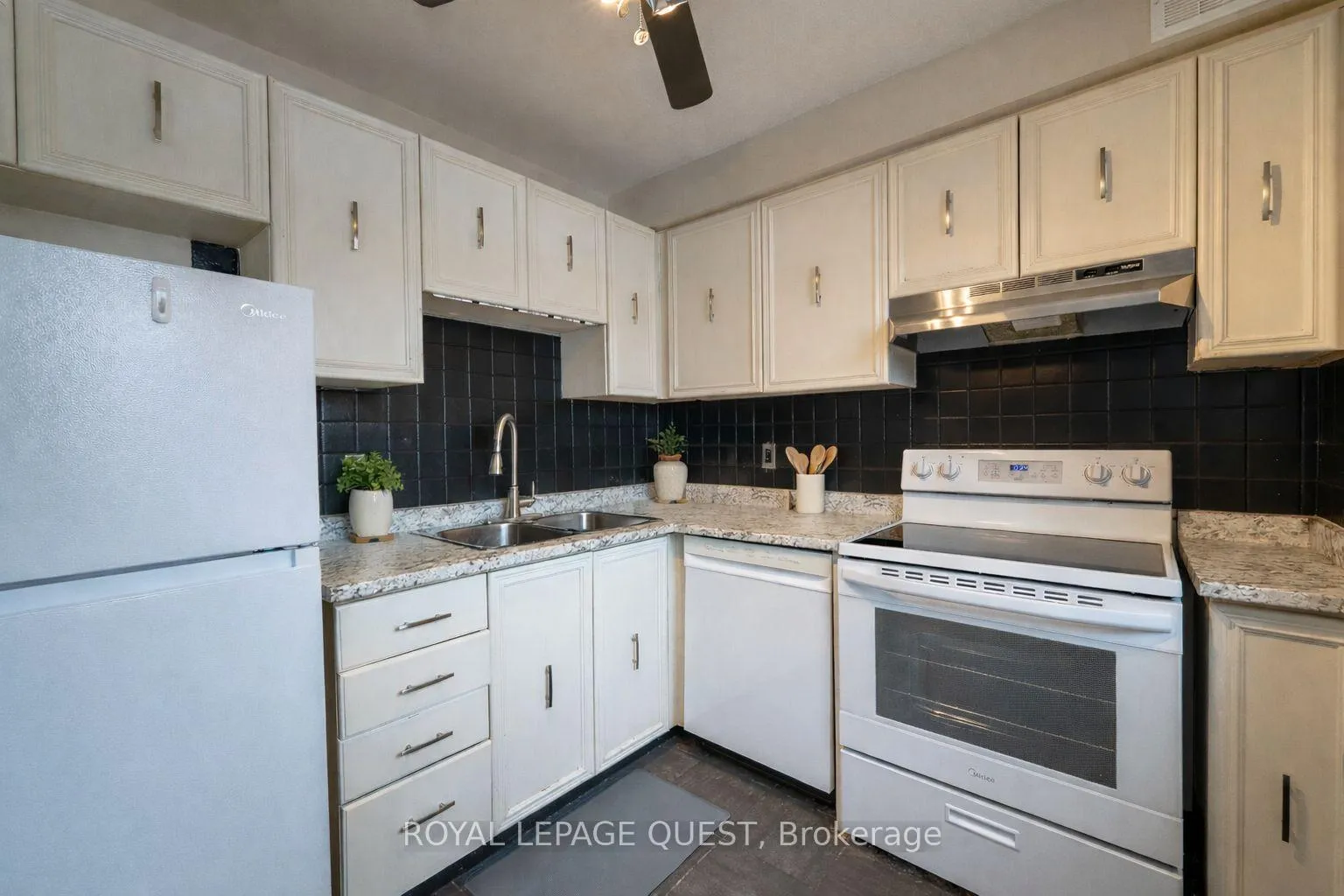 Photo 3 of Unit 7, 23 Meadow Lane, Barrie, Ardagh — HOMEH