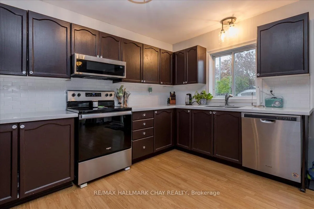 Photo 7 of 11 Garibaldi Drive, Barrie, Holly — HOMEH