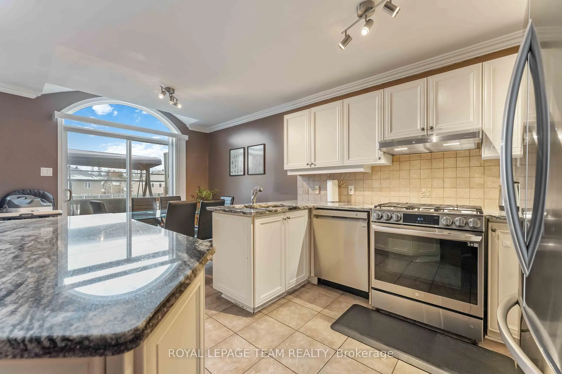 Photo 5 of 191 Deerfox Drive, Ottawa, Barrhaven - Longfields — HOMEH