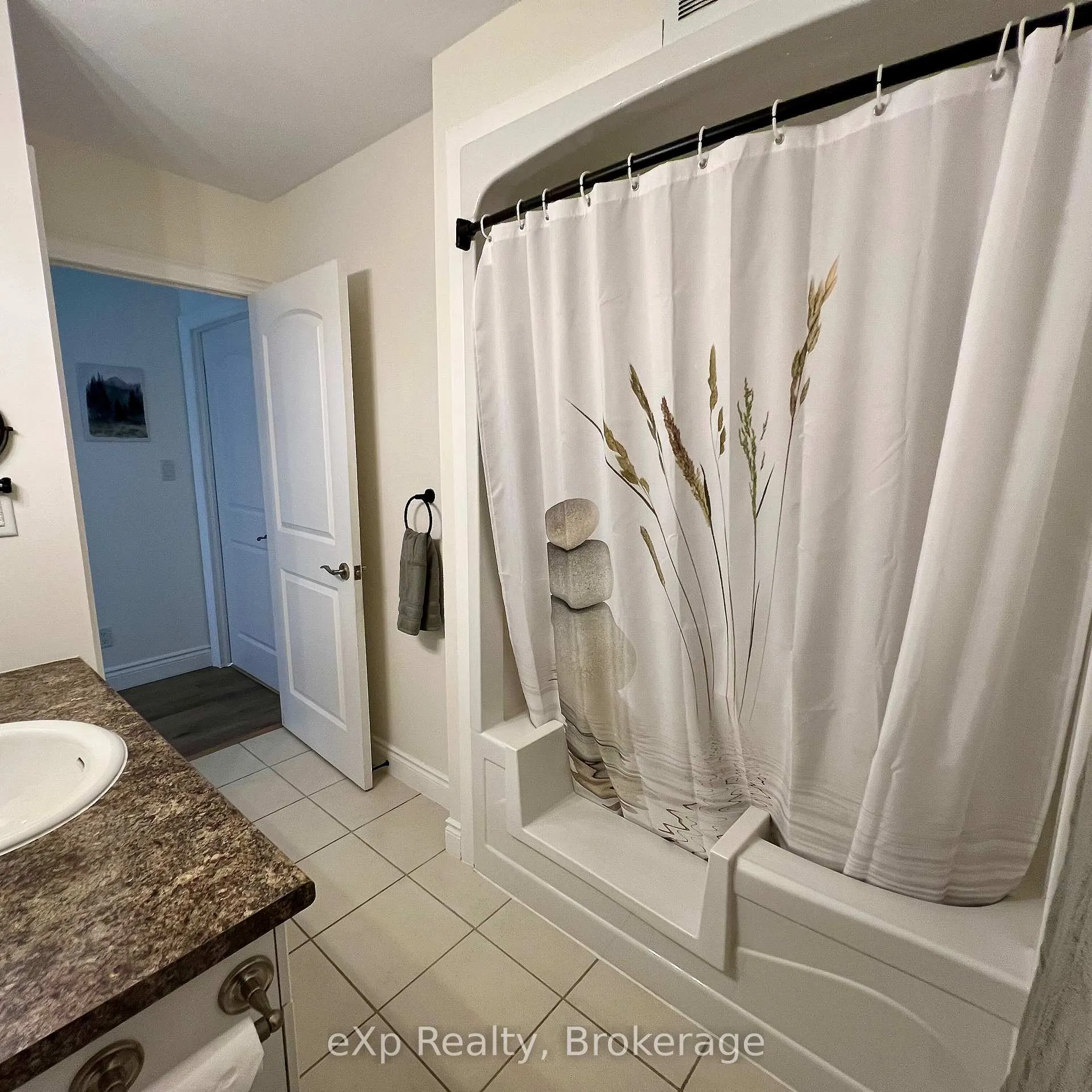 Photo 14 of Unit B/311, 10 Kimberley Avenue, Bracebridge, Macaulay — HOMEH