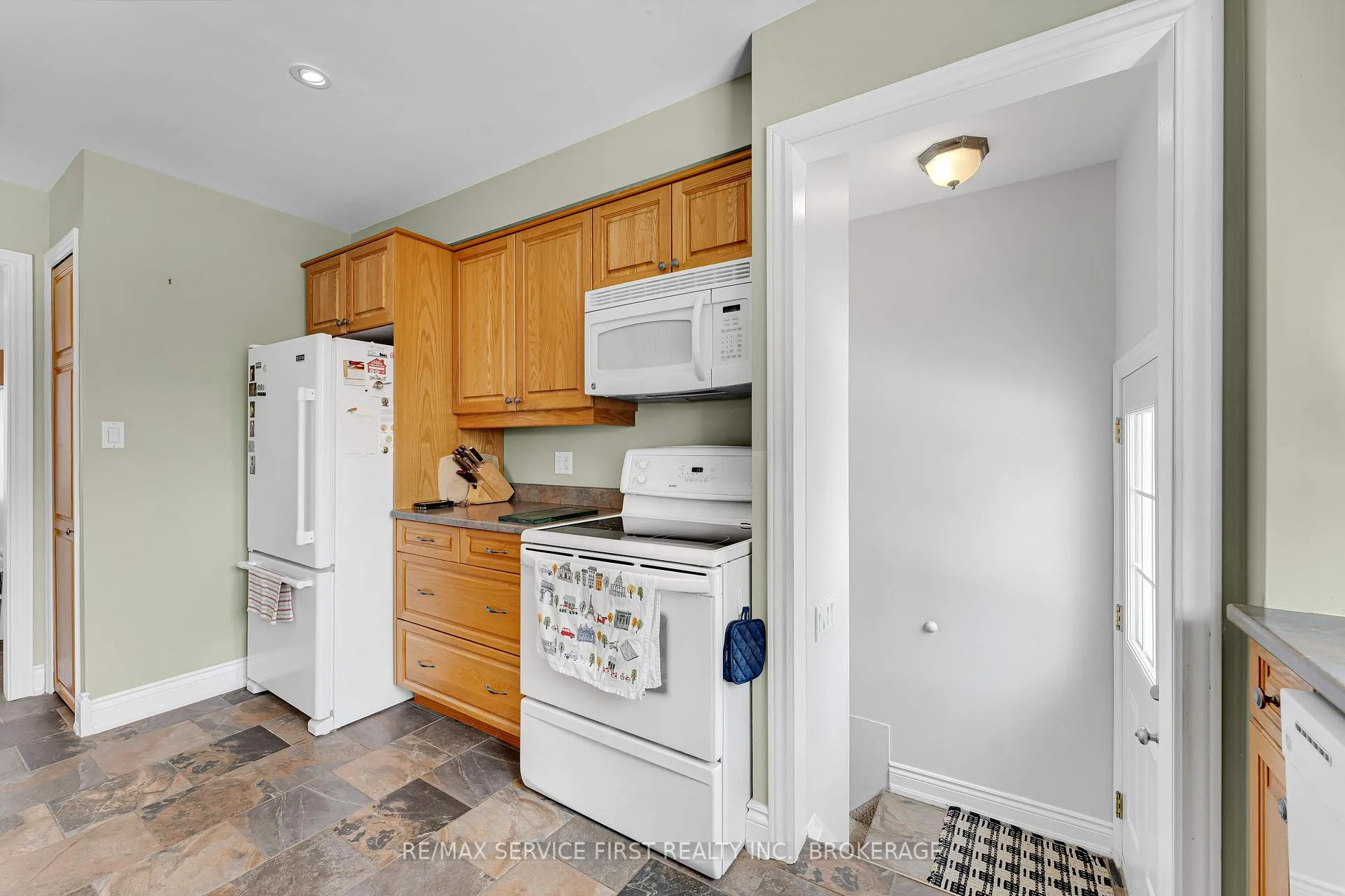 Photo 12 of 116 Cairn Grove, Kingston, City Southwest — HOMEH