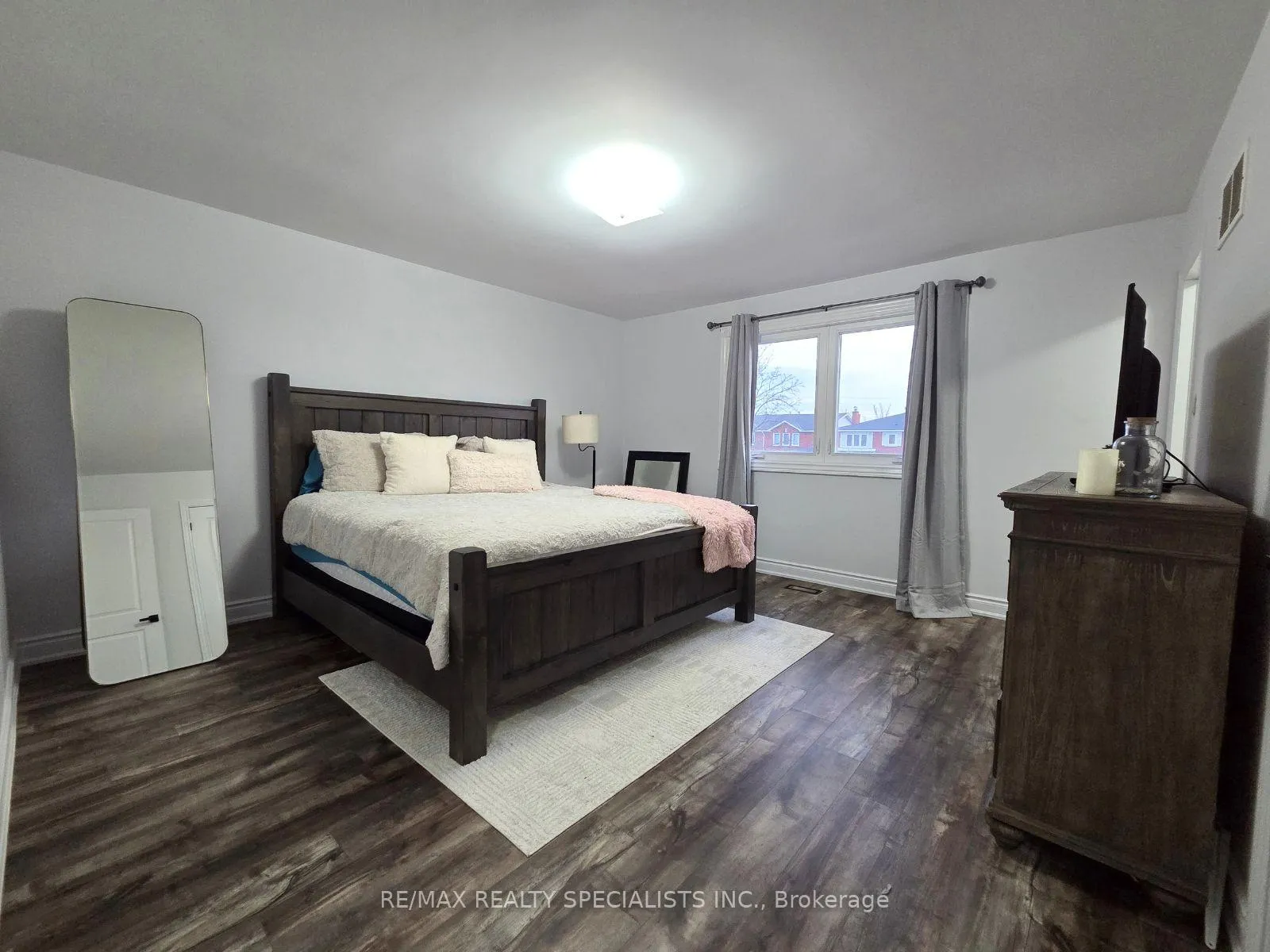 Front of Unit Room A, 51 Dumfries Avenue