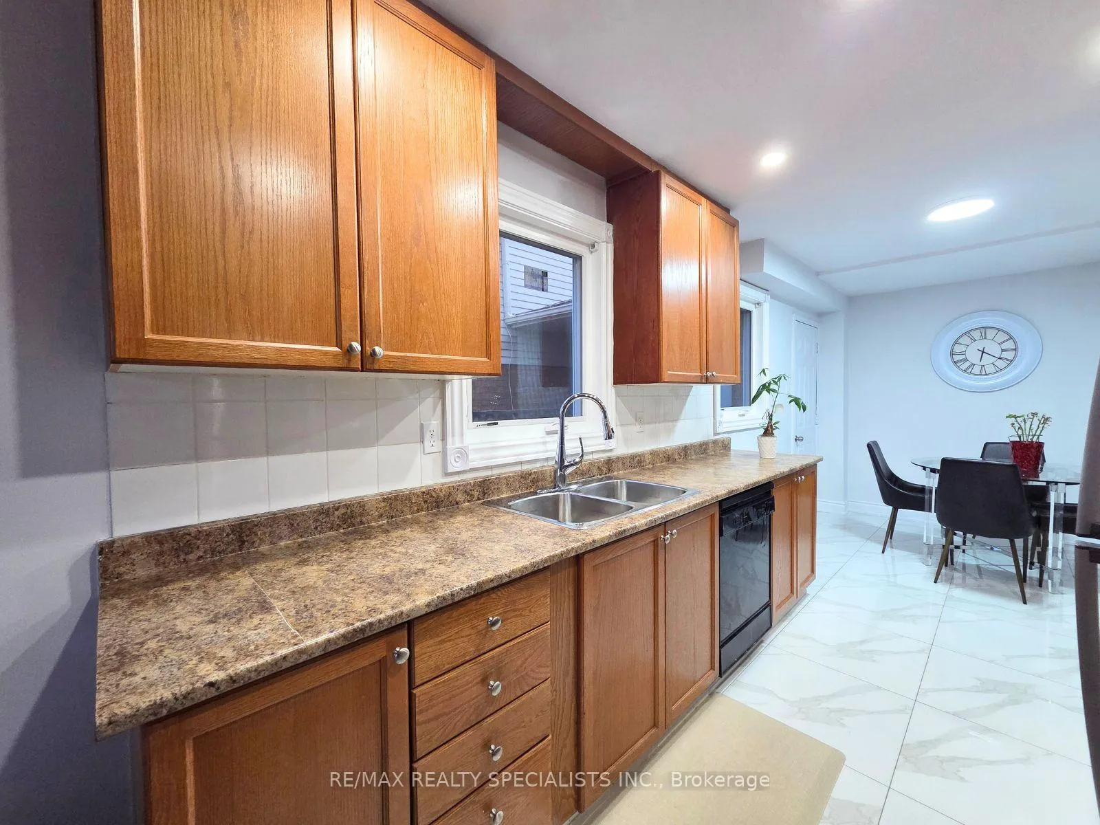 Photo 5 of Unit Room B, 51 Dumfries Avenue, Brampton, Heart Lake West — HOMEH