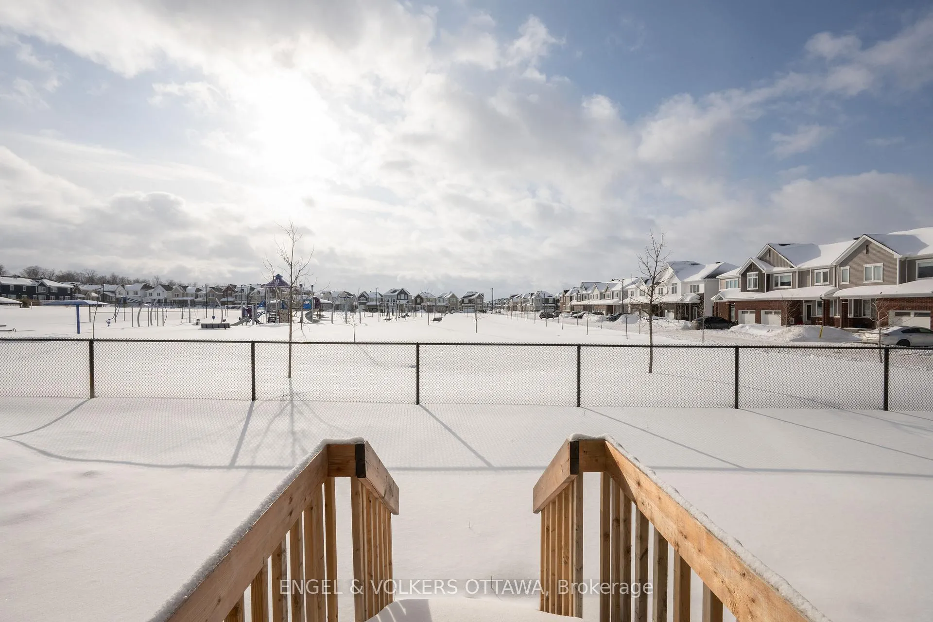 Photo 2 of 302 Canadensis Lane, Ottawa, Barrhaven - Half Moon Bay — HOMEH
