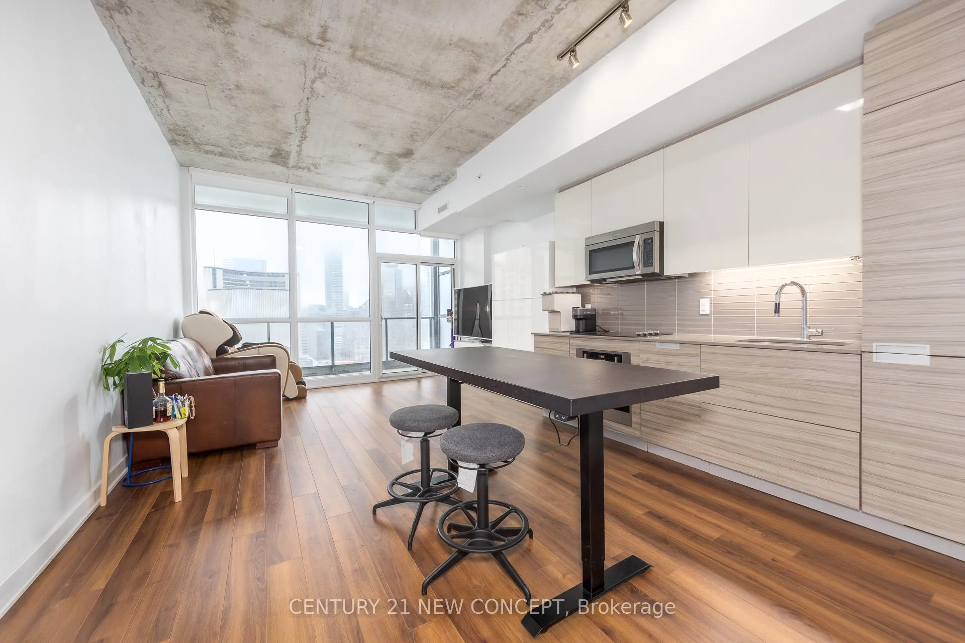 Front of Unit 1909, 210 Simcoe Street