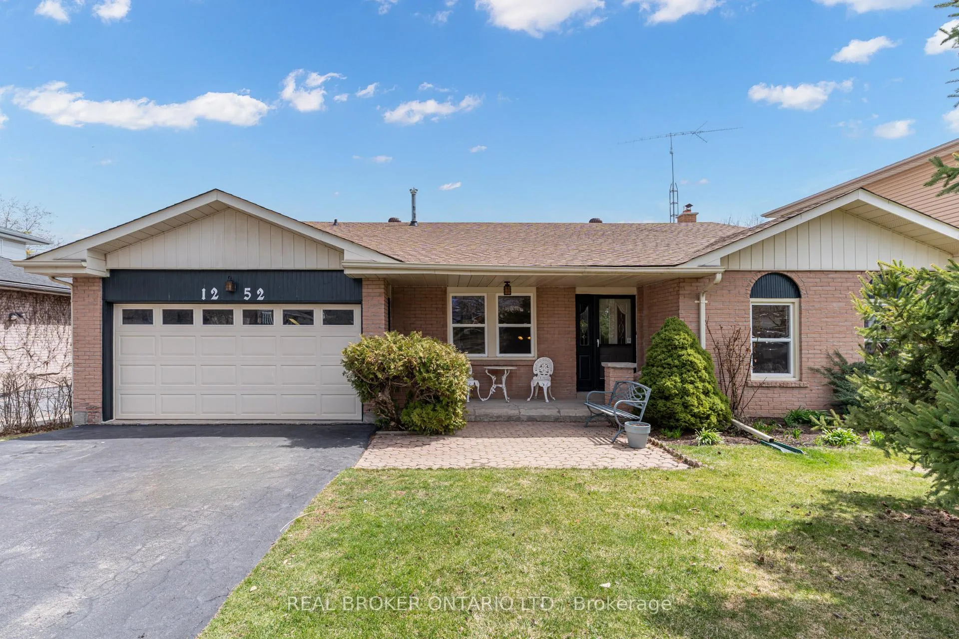 Photo 2 of 1252 Lakeview Drive, Oakville, Falgarwood — HOMEH