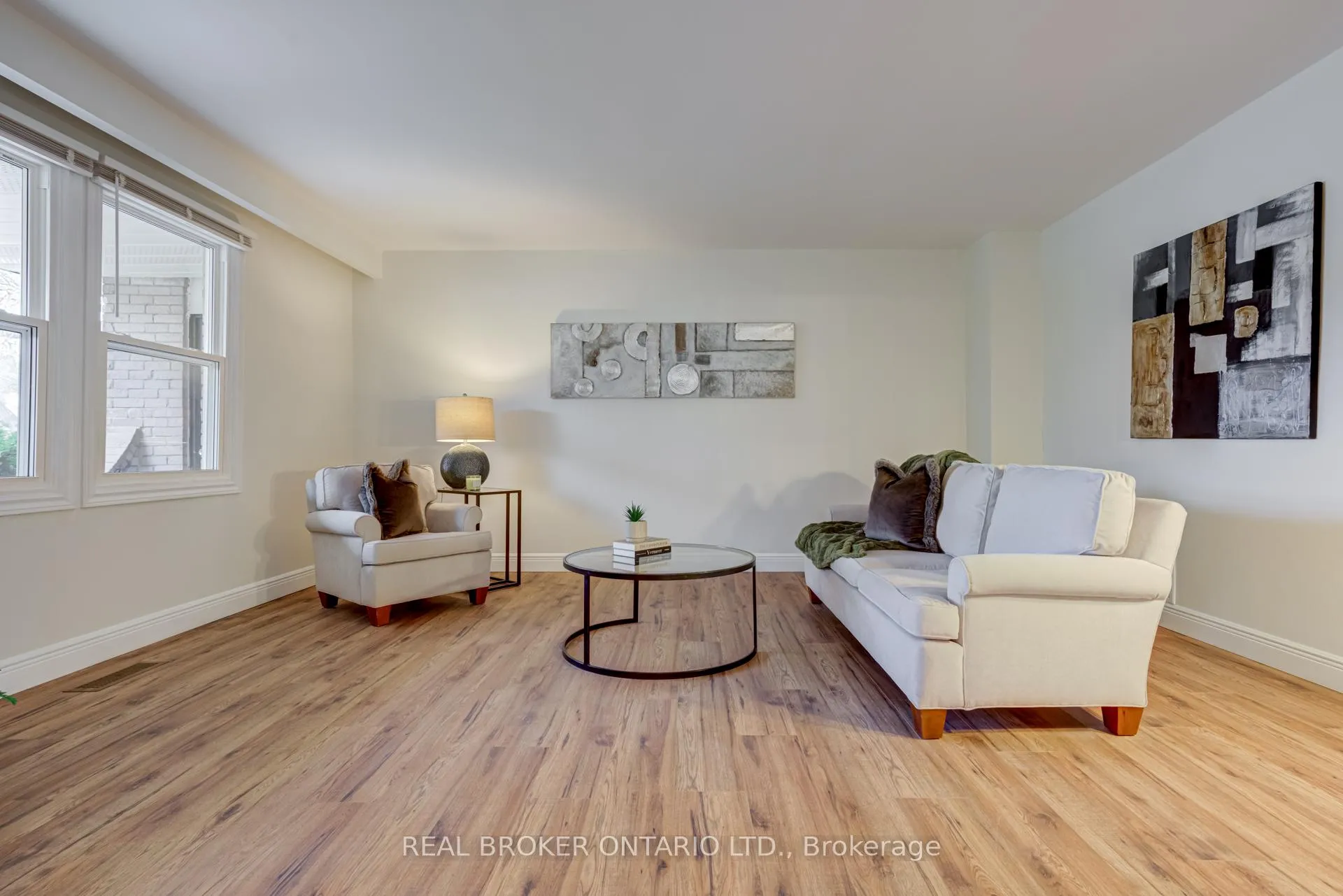 Photo 3 of 1252 Lakeview Drive, Oakville, Falgarwood — HOMEH