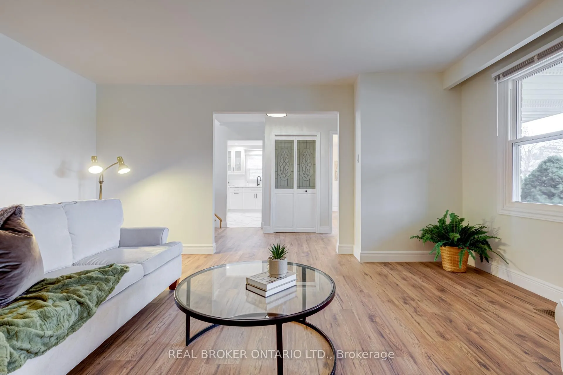 Photo 4 of 1252 Lakeview Drive, Oakville, Falgarwood — HOMEH