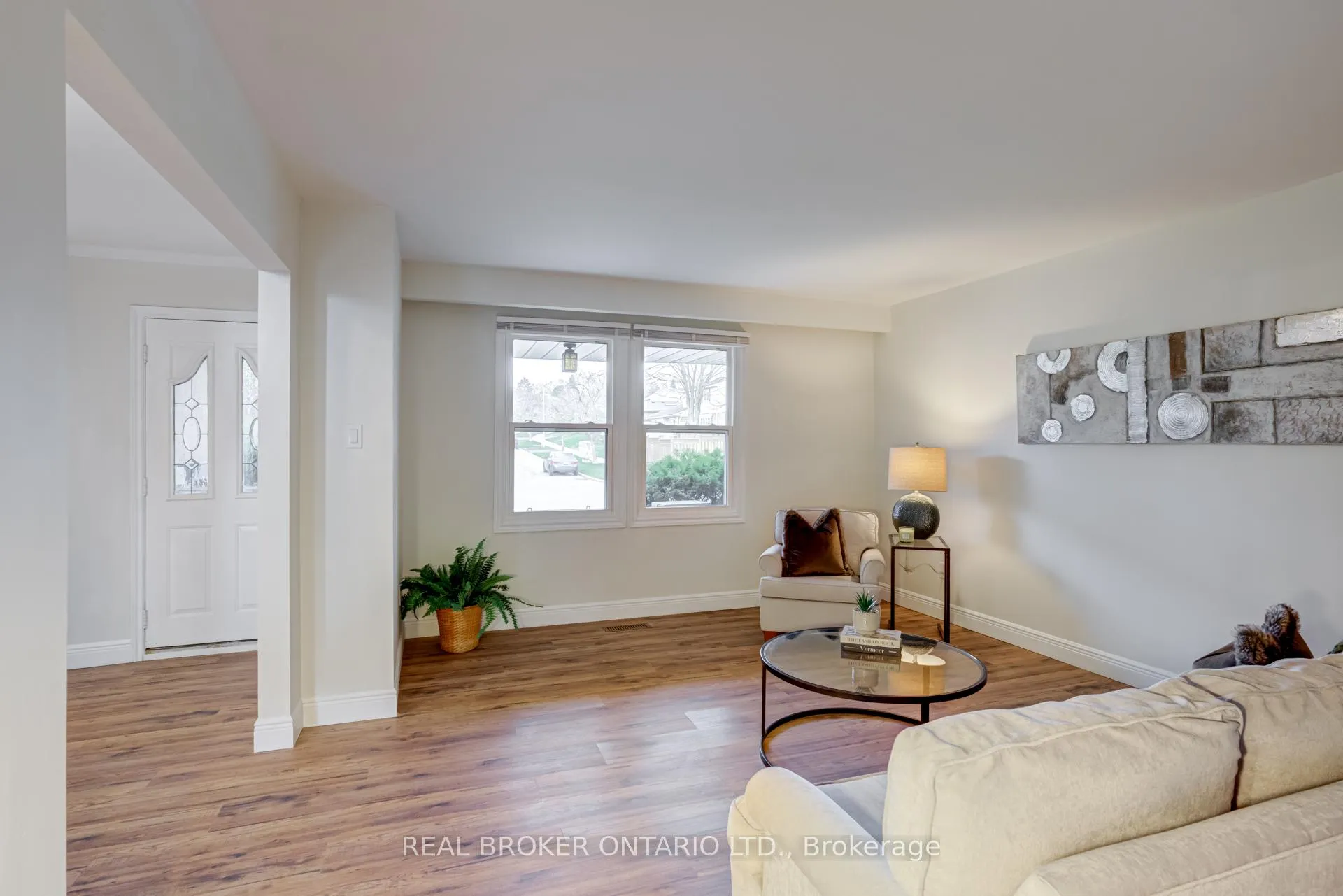 Photo 5 of 1252 Lakeview Drive, Oakville, Falgarwood — HOMEH