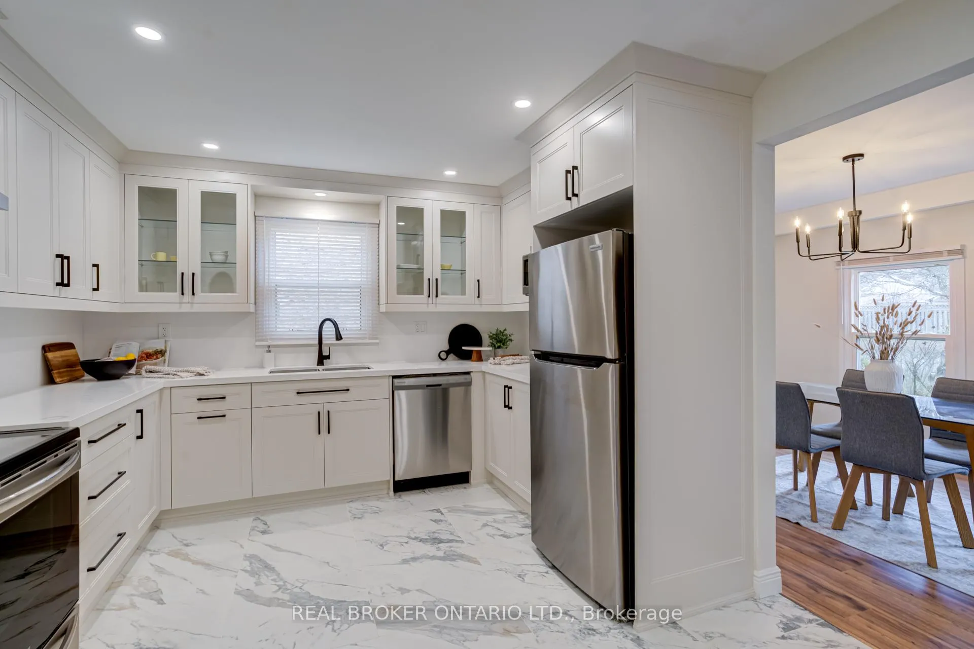 Photo 7 of 1252 Lakeview Drive, Oakville, Falgarwood — HOMEH