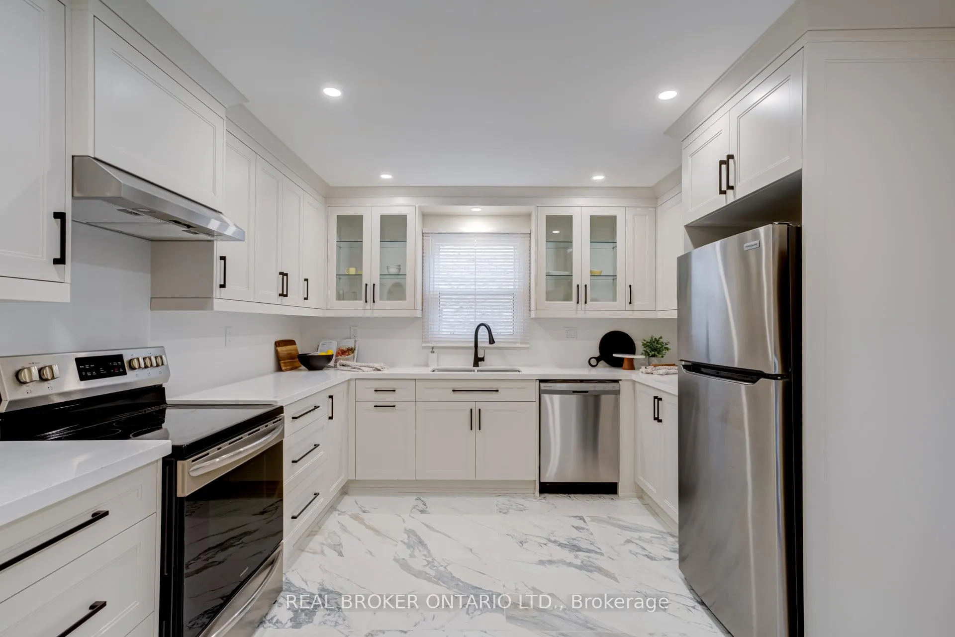 Photo 8 of 1252 Lakeview Drive, Oakville, Falgarwood — HOMEH
