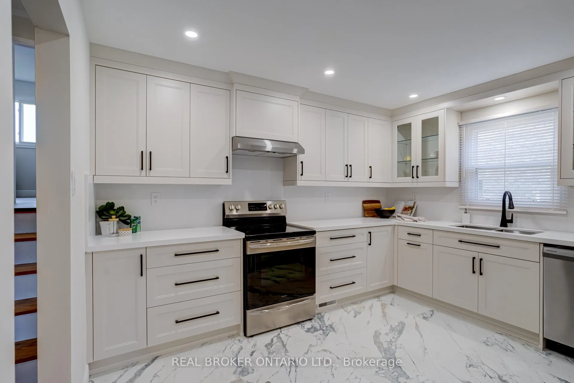 Photo 9 of 1252 Lakeview Drive, Oakville, Falgarwood — HOMEH