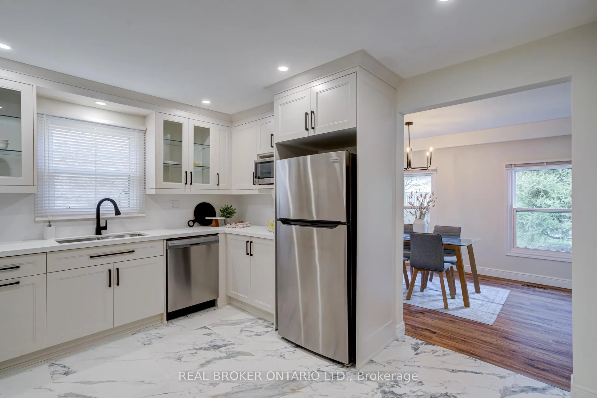 Photo 10 of 1252 Lakeview Drive, Oakville, Falgarwood — HOMEH