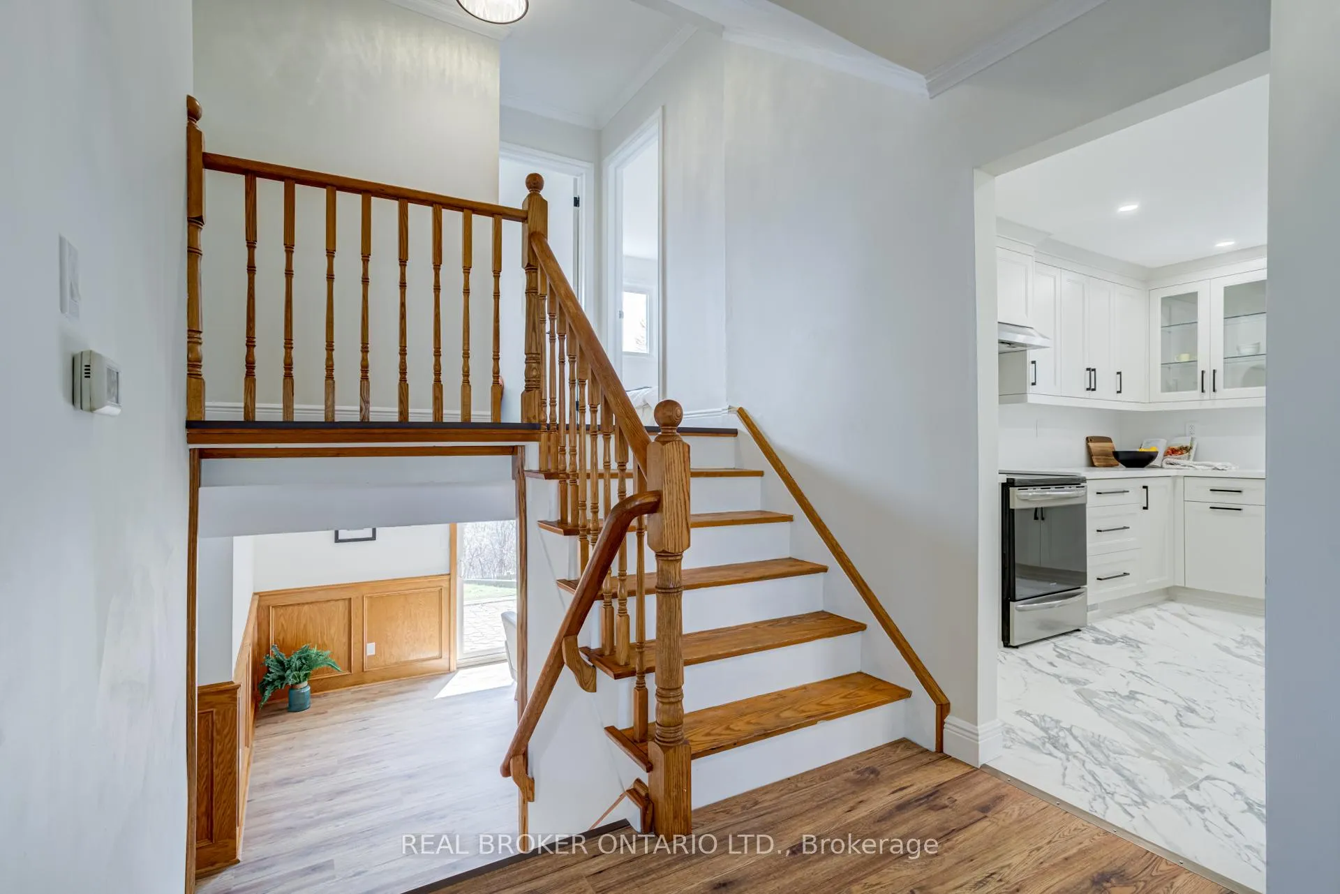 Photo 14 of 1252 Lakeview Drive, Oakville, Falgarwood — HOMEH