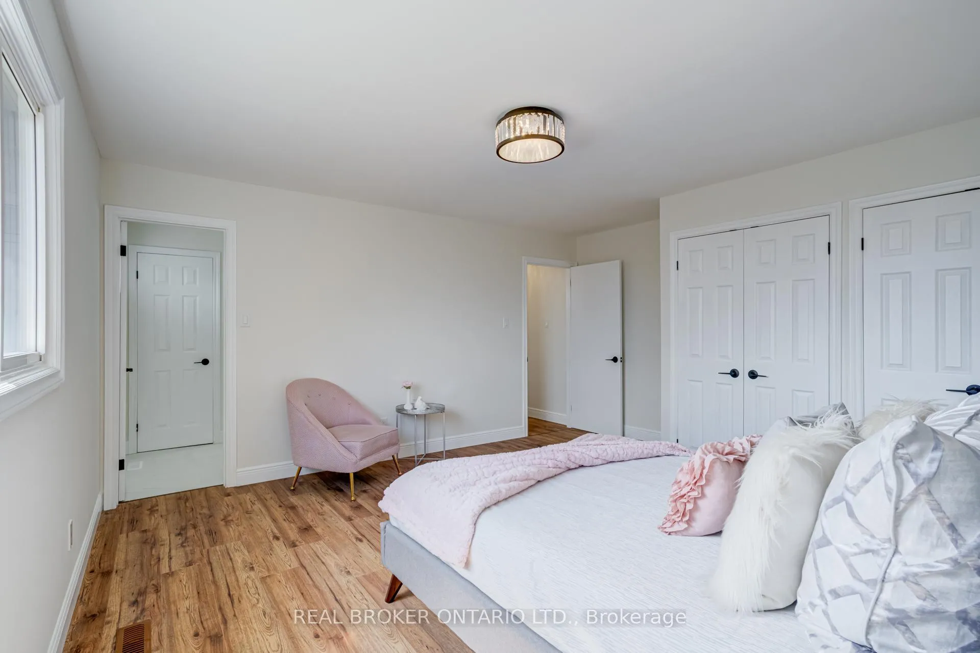 Photo 18 of 1252 Lakeview Drive, Oakville, Falgarwood — HOMEH