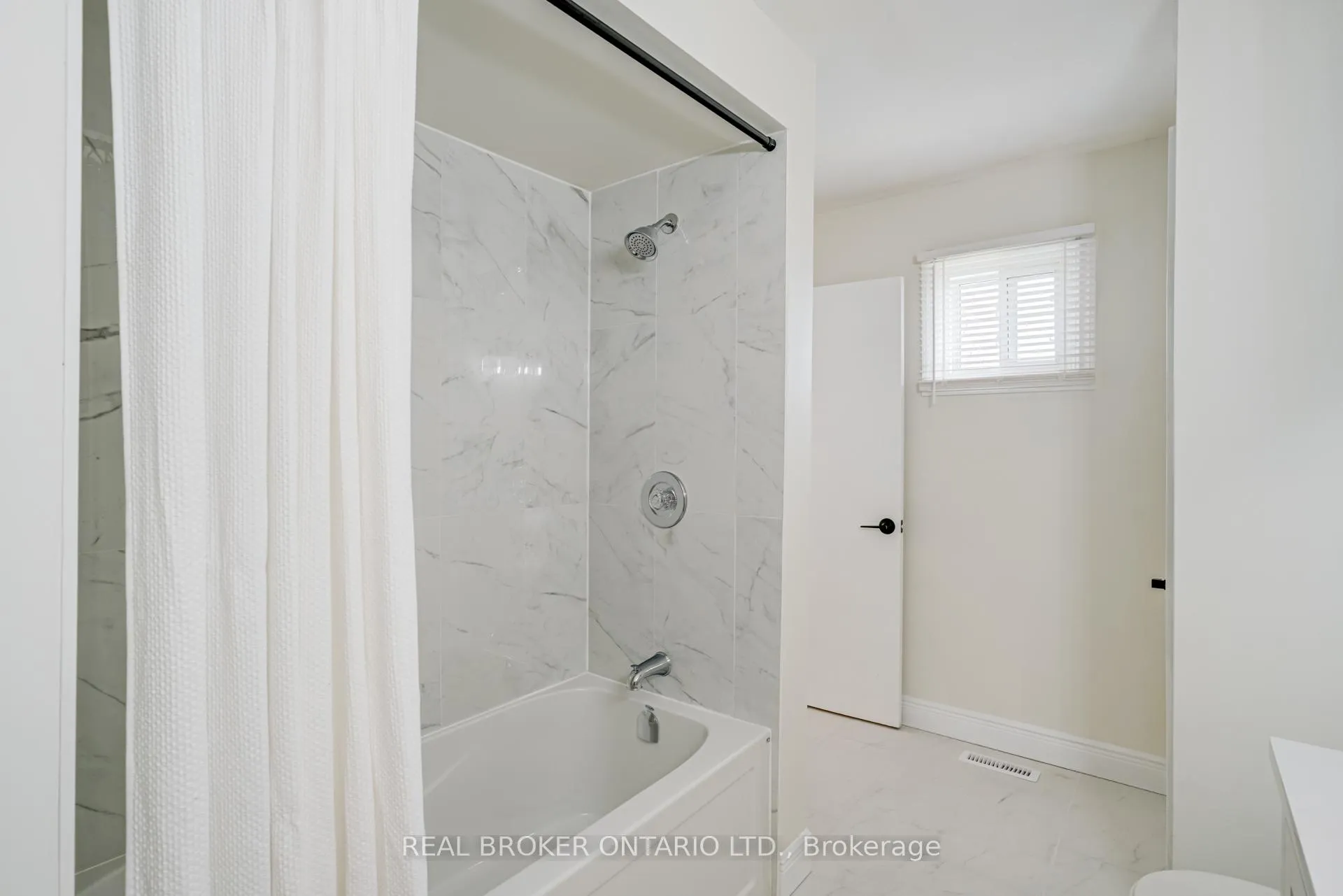 Photo 21 of 1252 Lakeview Drive, Oakville, Falgarwood — HOMEH