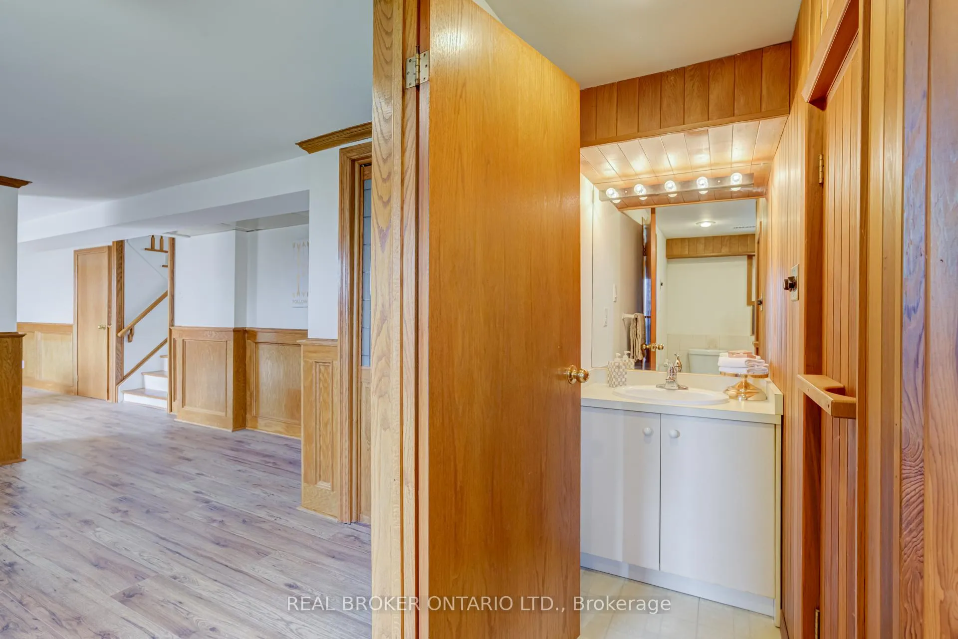 Photo 36 of 1252 Lakeview Drive, Oakville, Falgarwood — HOMEH