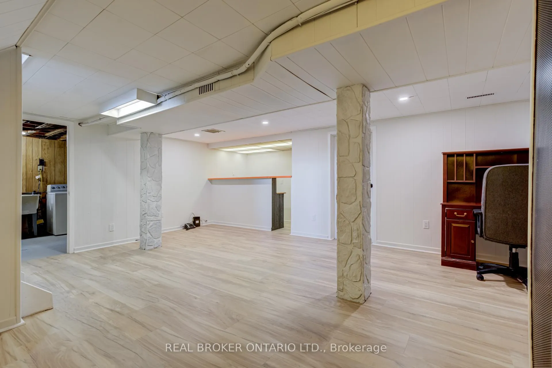 Photo 37 of 1252 Lakeview Drive, Oakville, Falgarwood — HOMEH