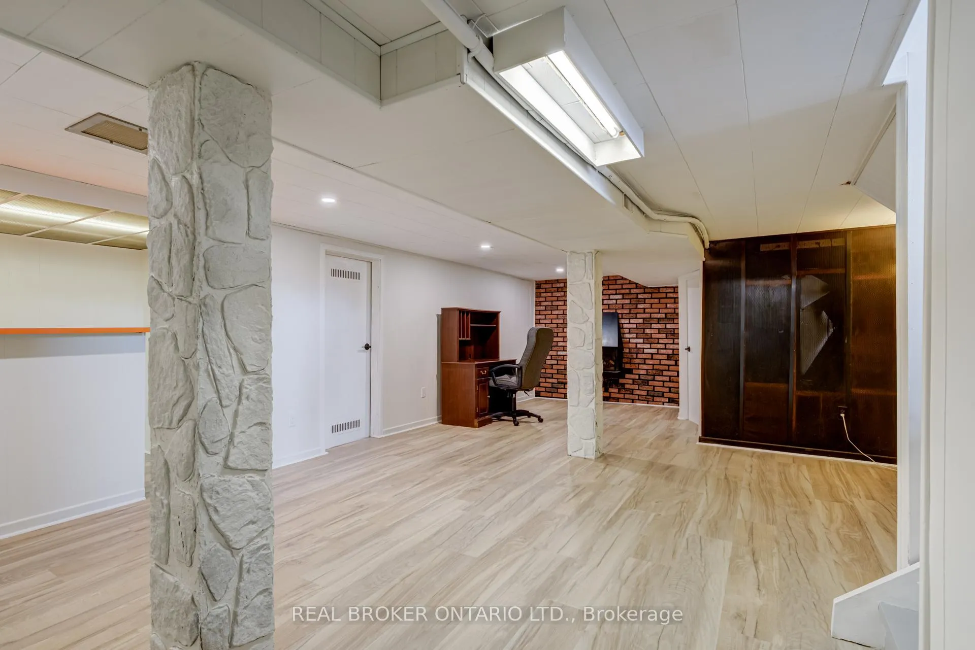 Photo 38 of 1252 Lakeview Drive, Oakville, Falgarwood — HOMEH