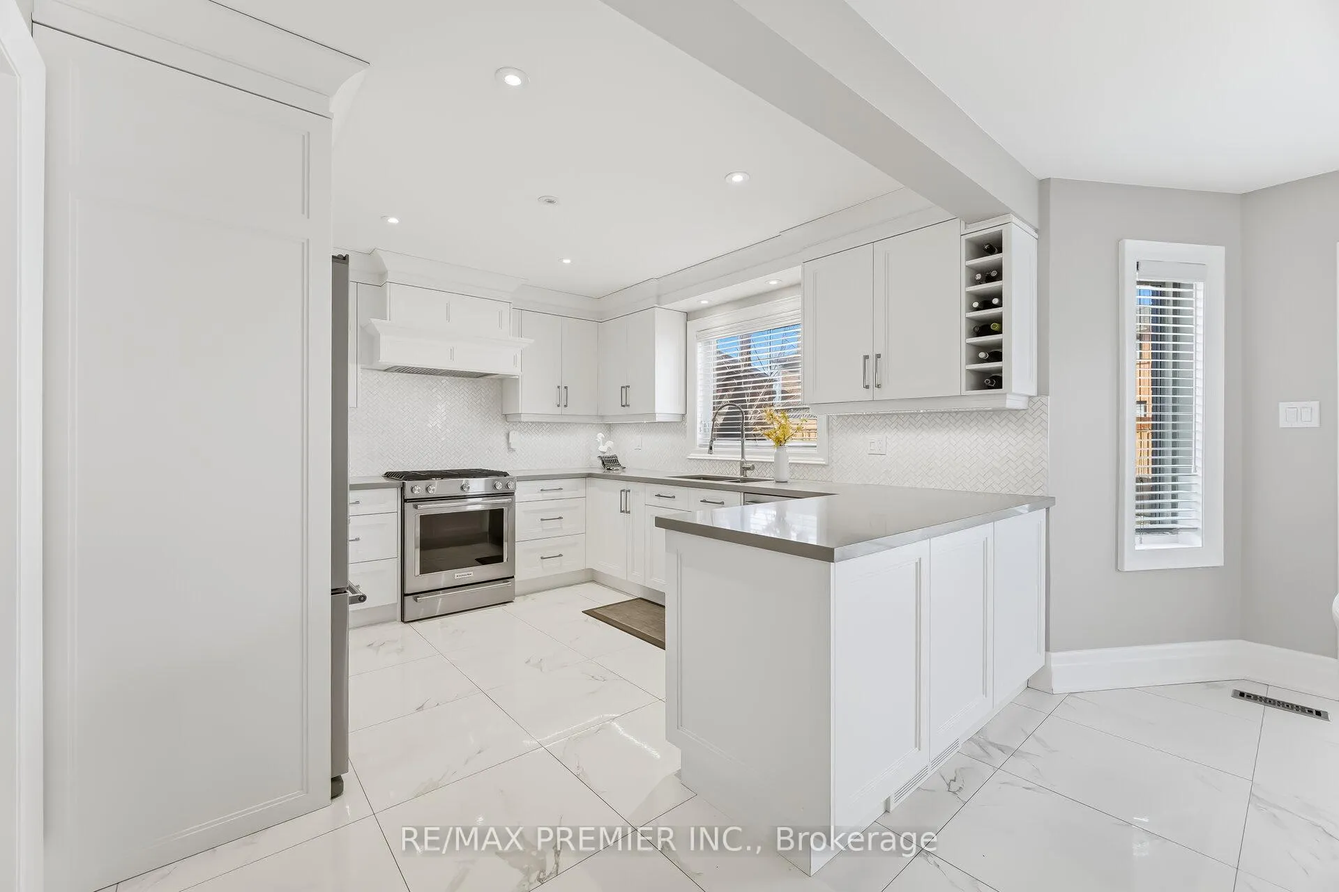 Photo 10 of 26 Mapes Avenue, Vaughan, West Woodbridge — HOMEH