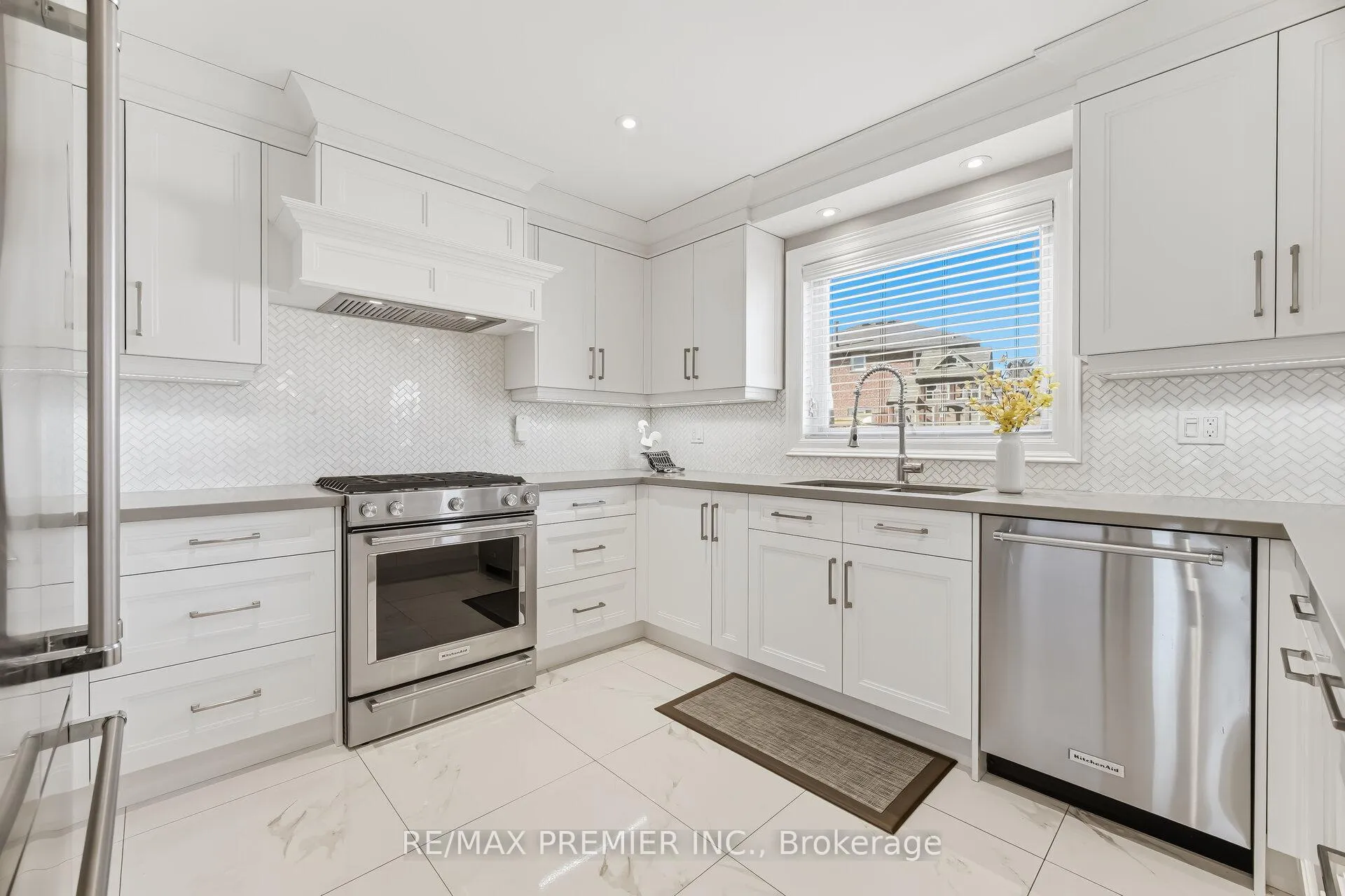 Photo 11 of 26 Mapes Avenue, Vaughan, West Woodbridge — HOMEH
