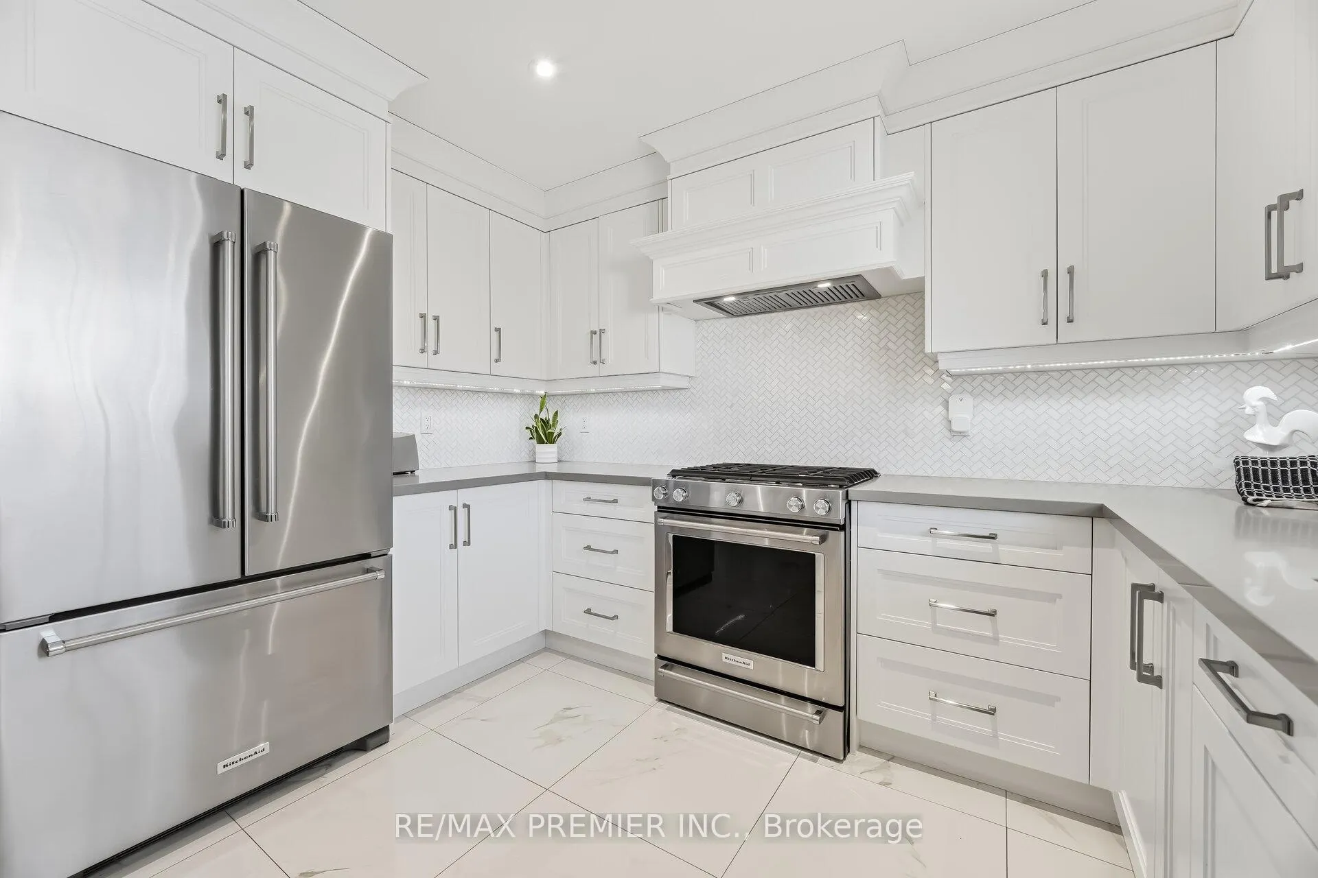 Photo 12 of 26 Mapes Avenue, Vaughan, West Woodbridge — HOMEH