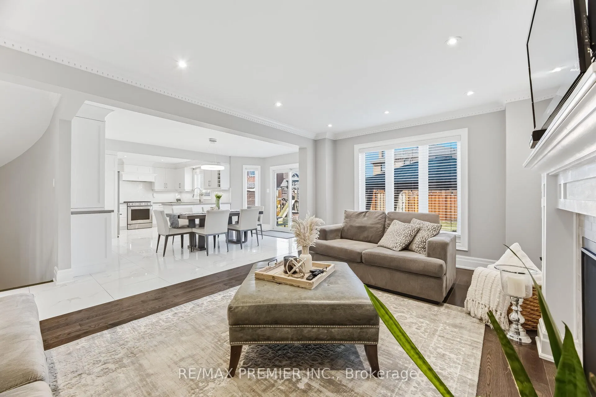 Photo 21 of 26 Mapes Avenue, Vaughan, West Woodbridge — HOMEH