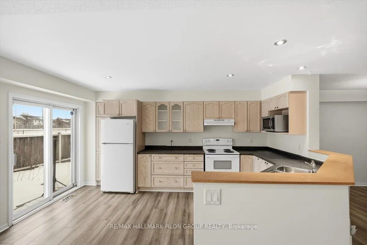 Photo 3 of 2015 Breezewood Street, Ottawa, Springridge/East Village — HOMEH