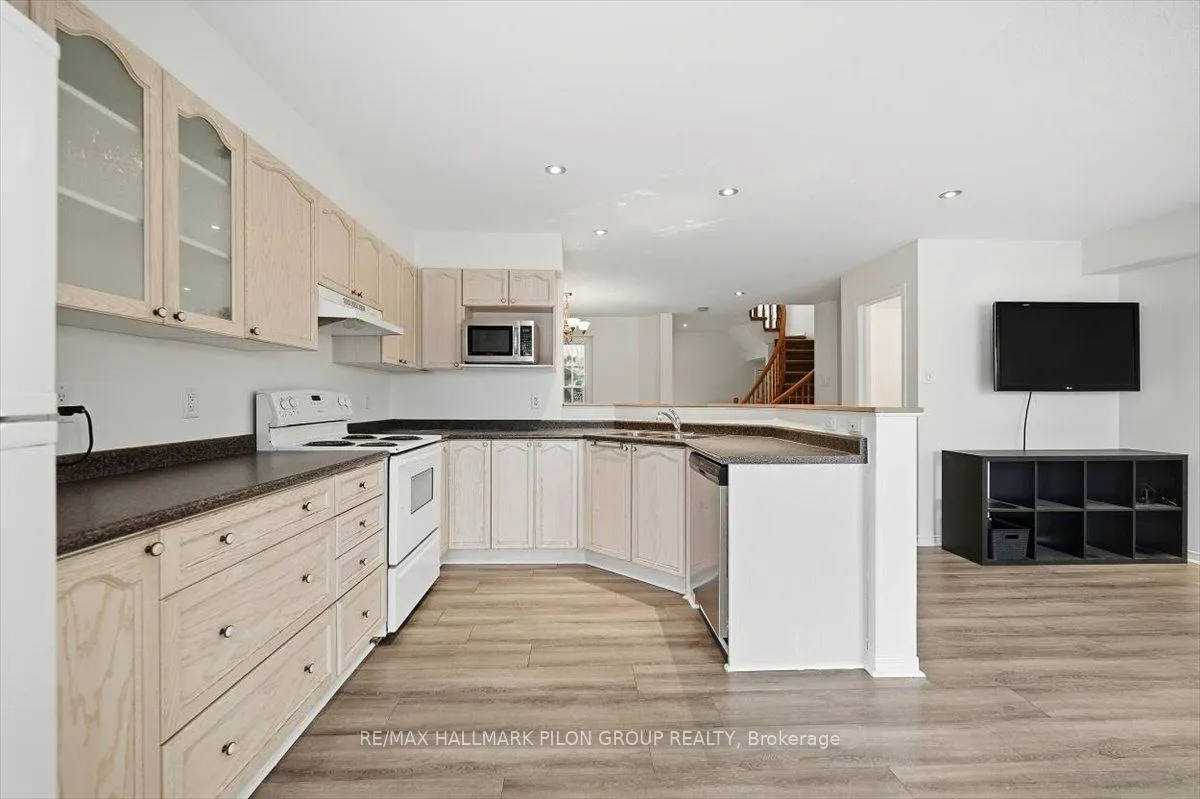 Photo 5 of 2015 Breezewood Street, Ottawa, Springridge/East Village — HOMEH