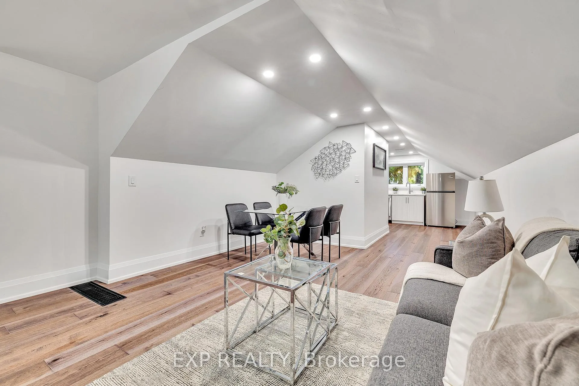 Photo 16 of 877 Kingsway Drive, Burlington, LaSalle — HOMEH