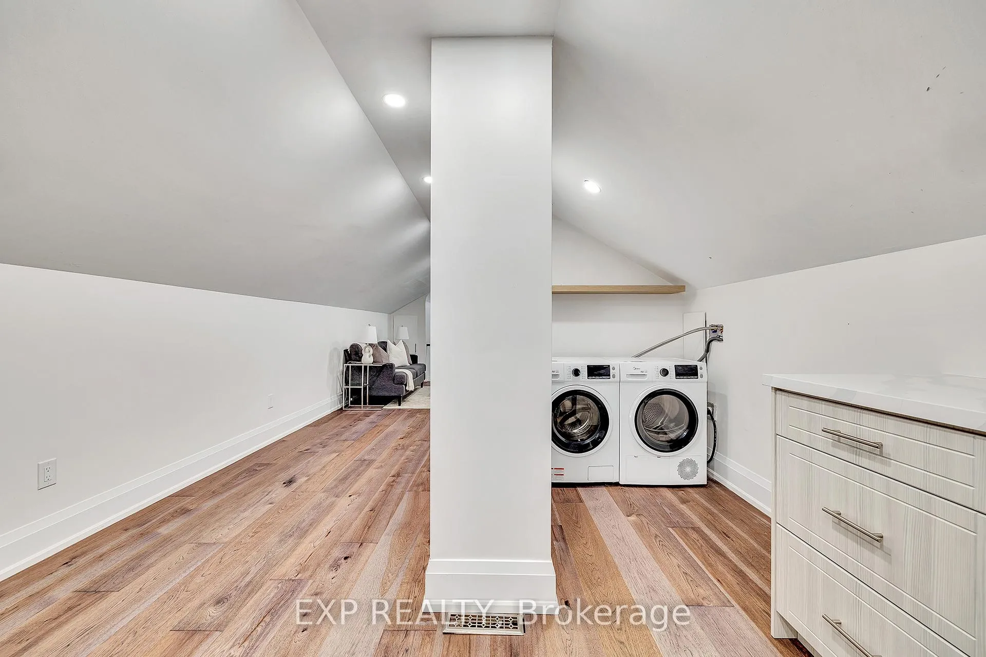 Photo 17 of 877 Kingsway Drive, Burlington, LaSalle — HOMEH