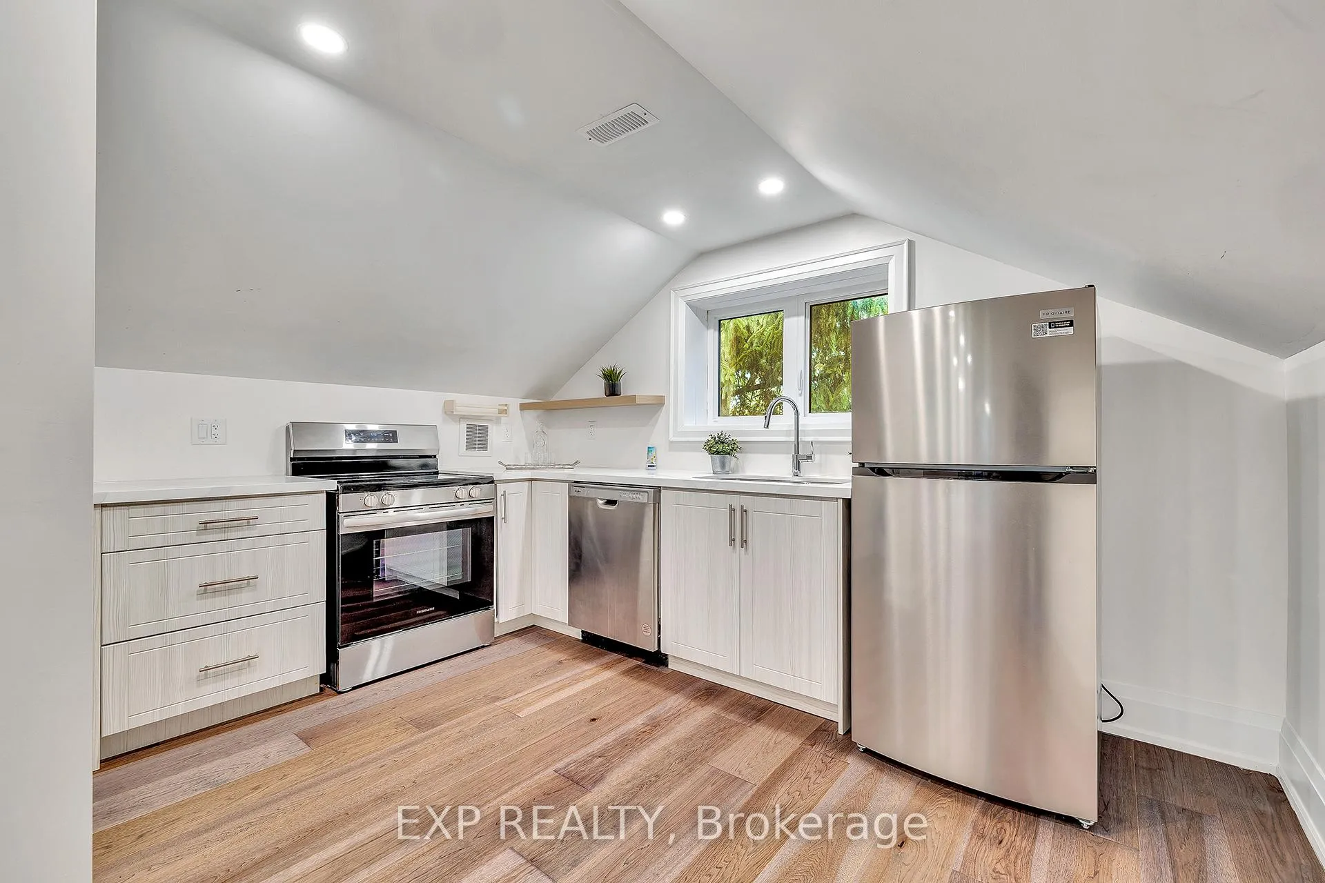 Photo 26 of 877 Kingsway Drive, Burlington, LaSalle — HOMEH