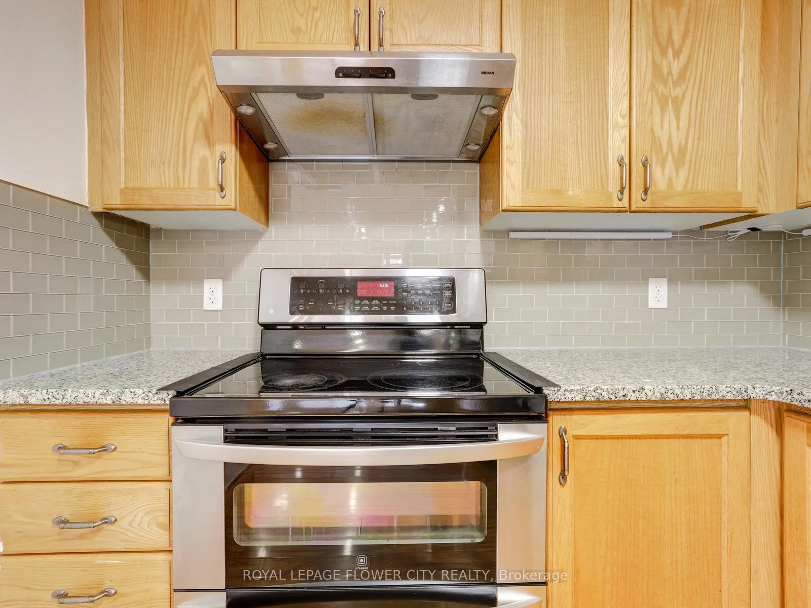 Photo 11 of 128 Donnenwerth Drive, Kitchener — HOMEH