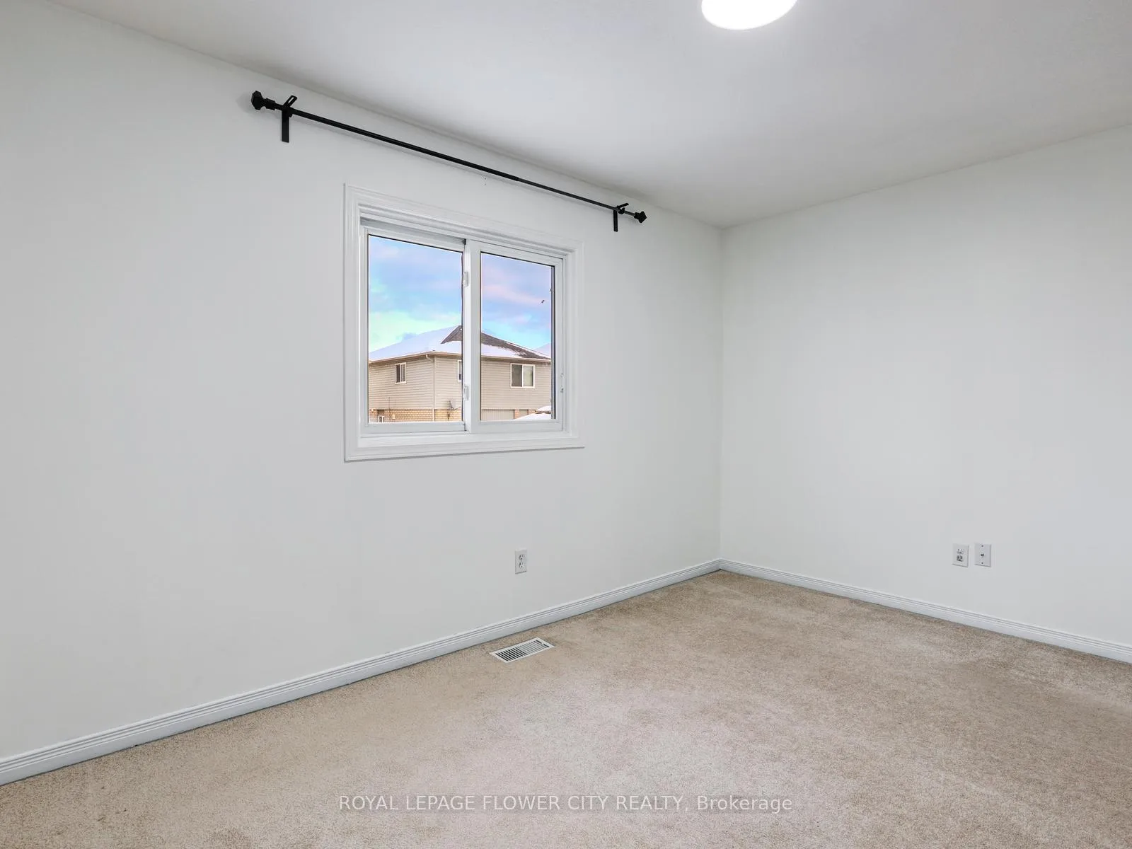 Photo 20 of 128 Donnenwerth Drive, Kitchener — HOMEH