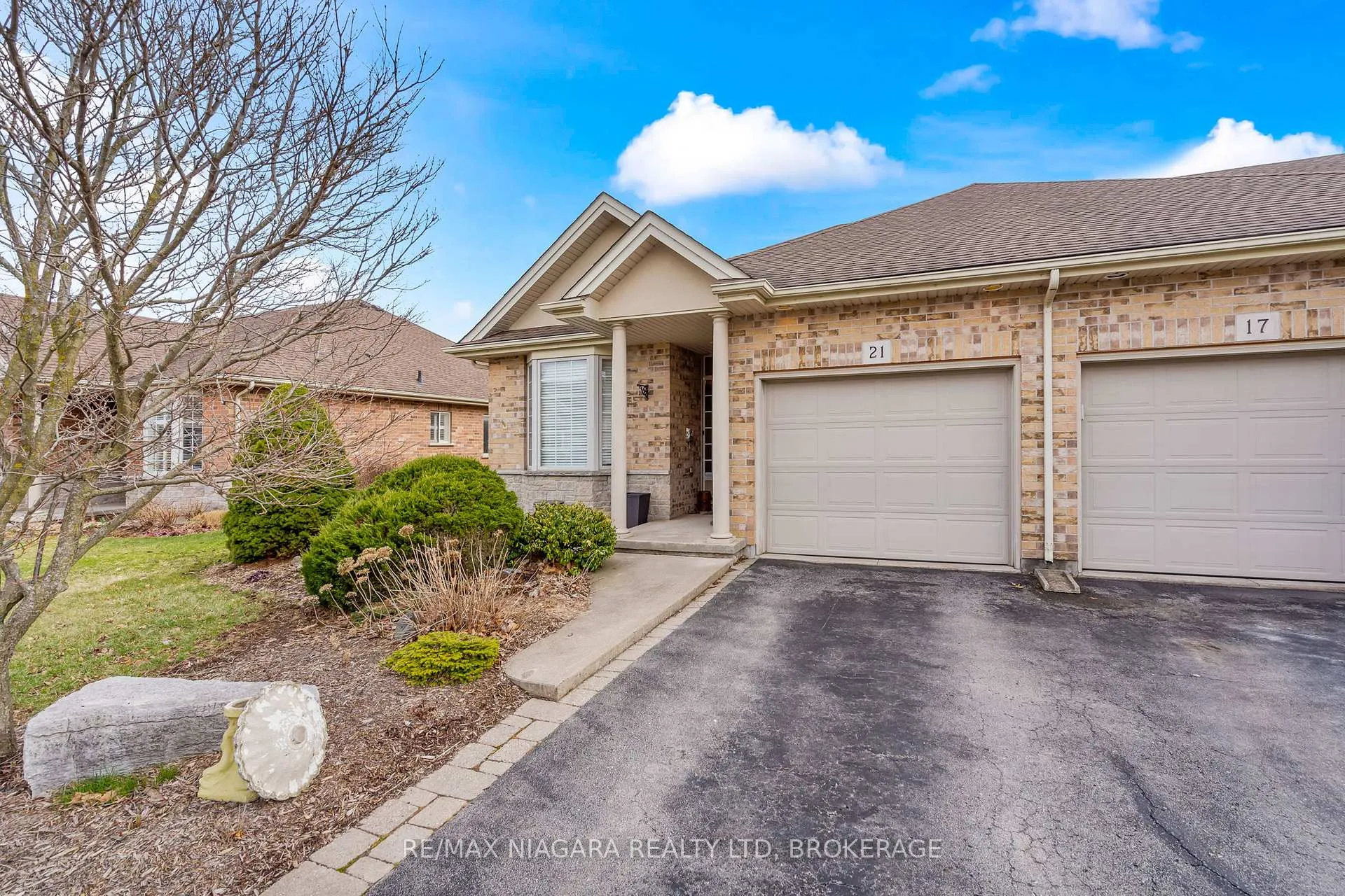 Photo 2 of 21 Willowlanding Court, Welland, N. Welland — HOMEH