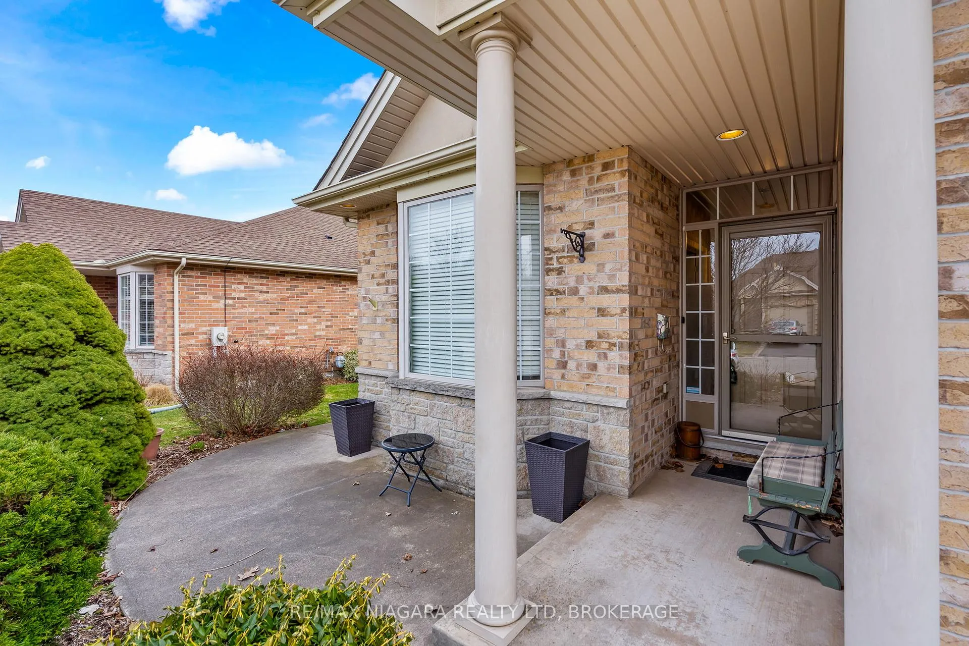 Photo 4 of 21 Willowlanding Court, Welland, N. Welland — HOMEH