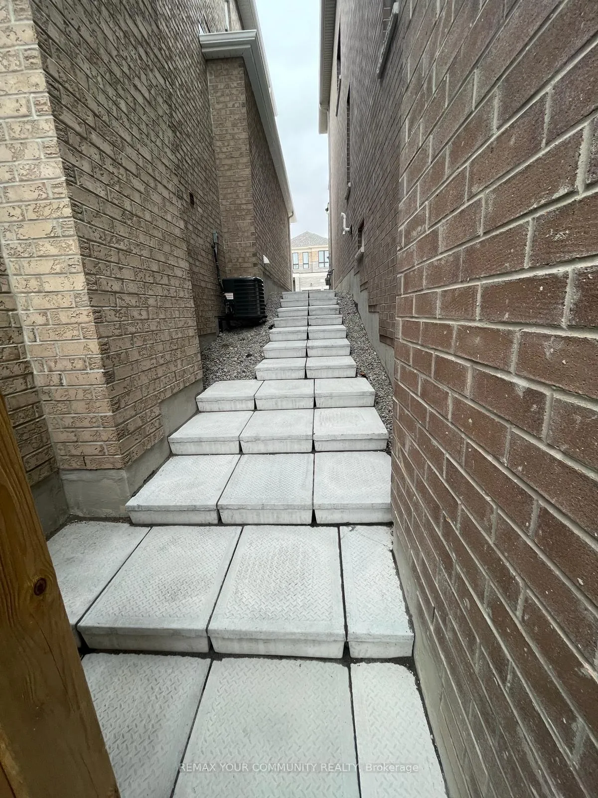 Photo 2 of 66 Woodhaven Avenue, Aurora, Aurora Estates — HOMEH