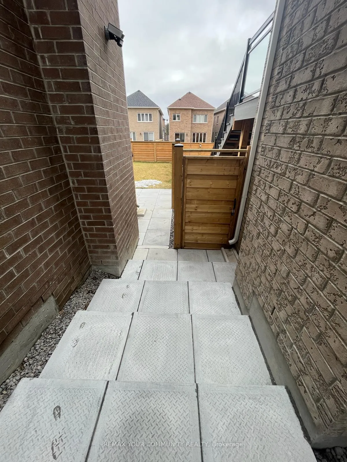 Photo 3 of 66 Woodhaven Avenue, Aurora, Aurora Estates — HOMEH