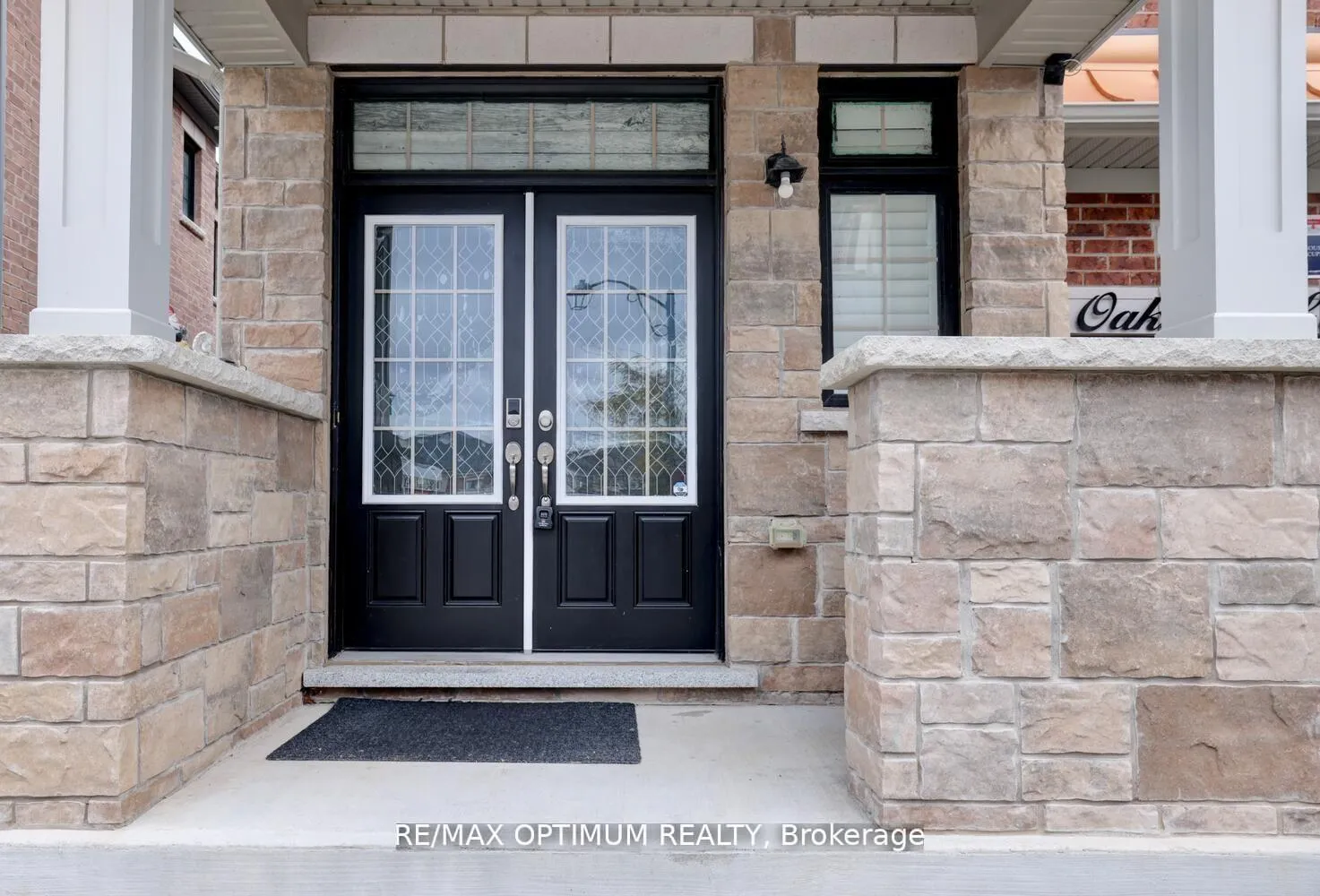 Photo 3 of 42 Oakmore Lane, Brampton, Bram West — HOMEH