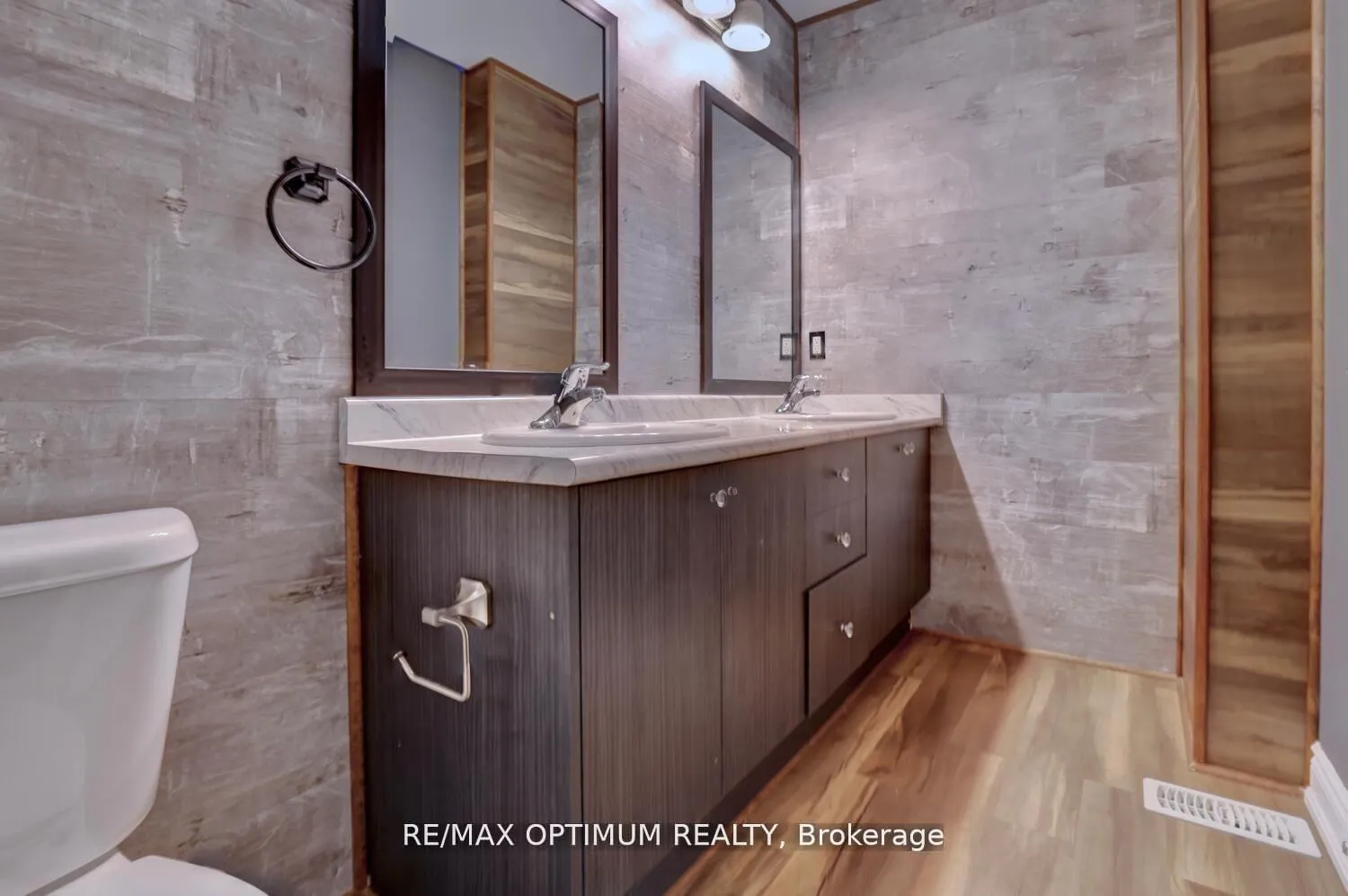 Photo 32 of 42 Oakmore Lane, Brampton, Bram West — HOMEH