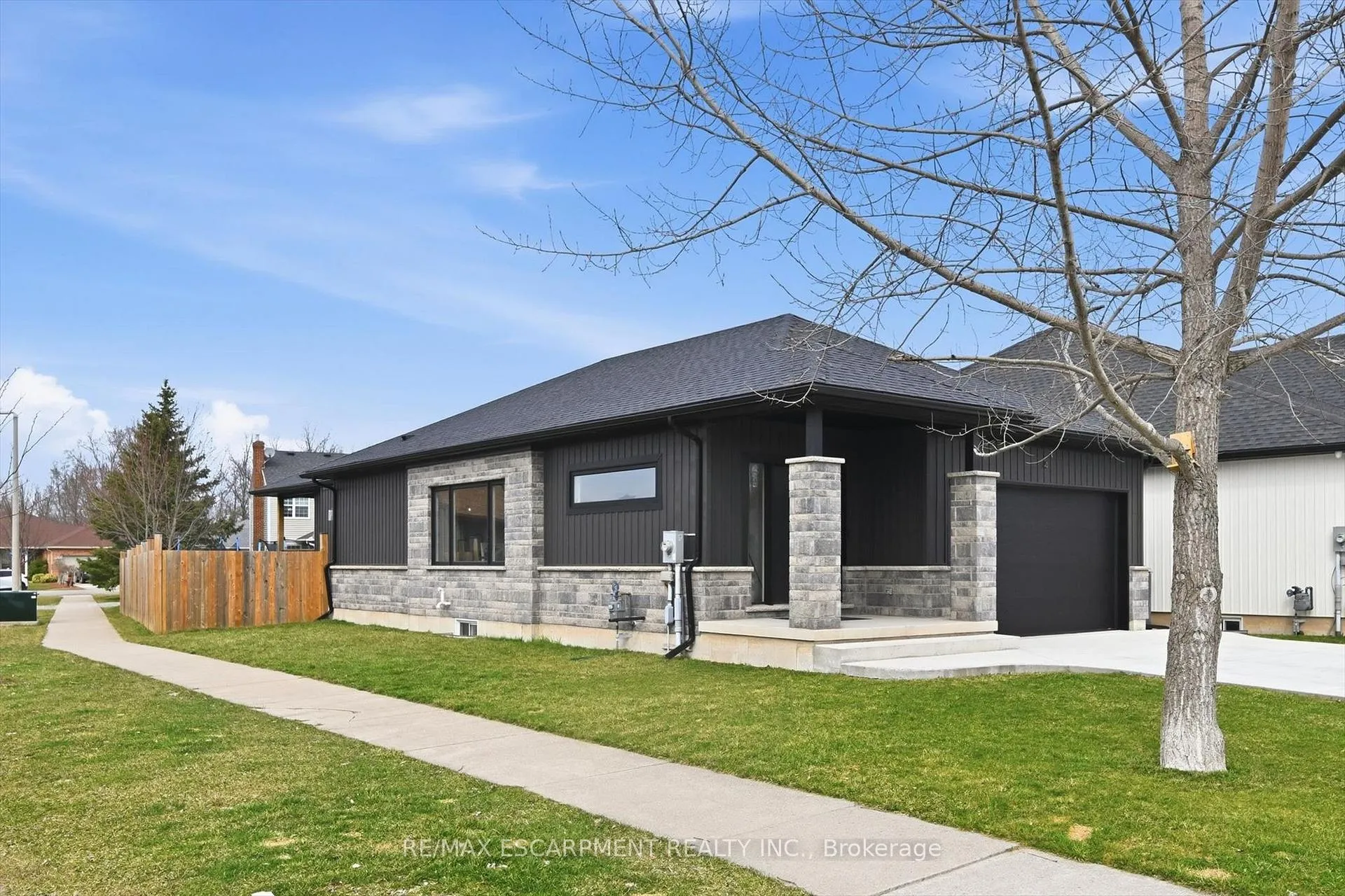 Photo 2 of 4 Harvard Court, Welland, Dain City — HOMEH