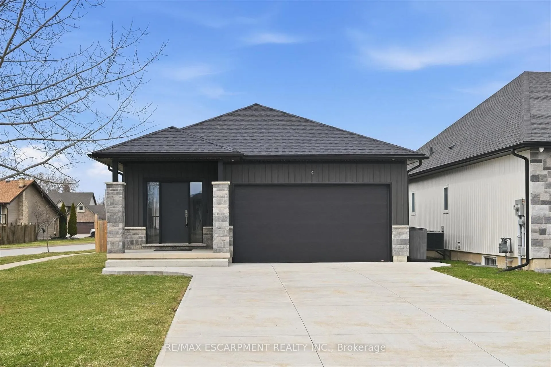 Photo 1 of 4 Harvard Court, Welland, Dain City — HOMEH