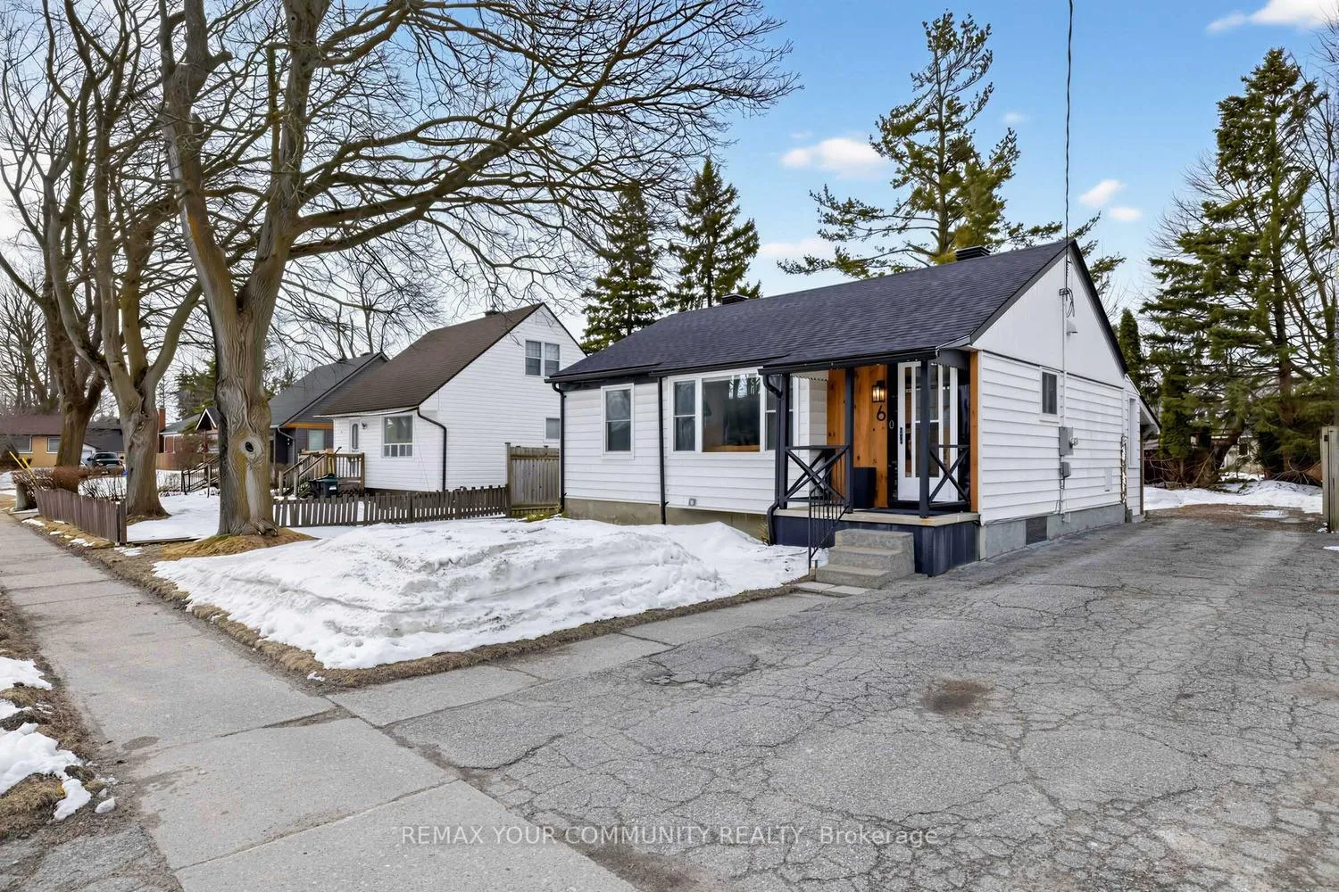 Photo 2 of 6 Newton Street, Barrie, Wellington — HOMEH