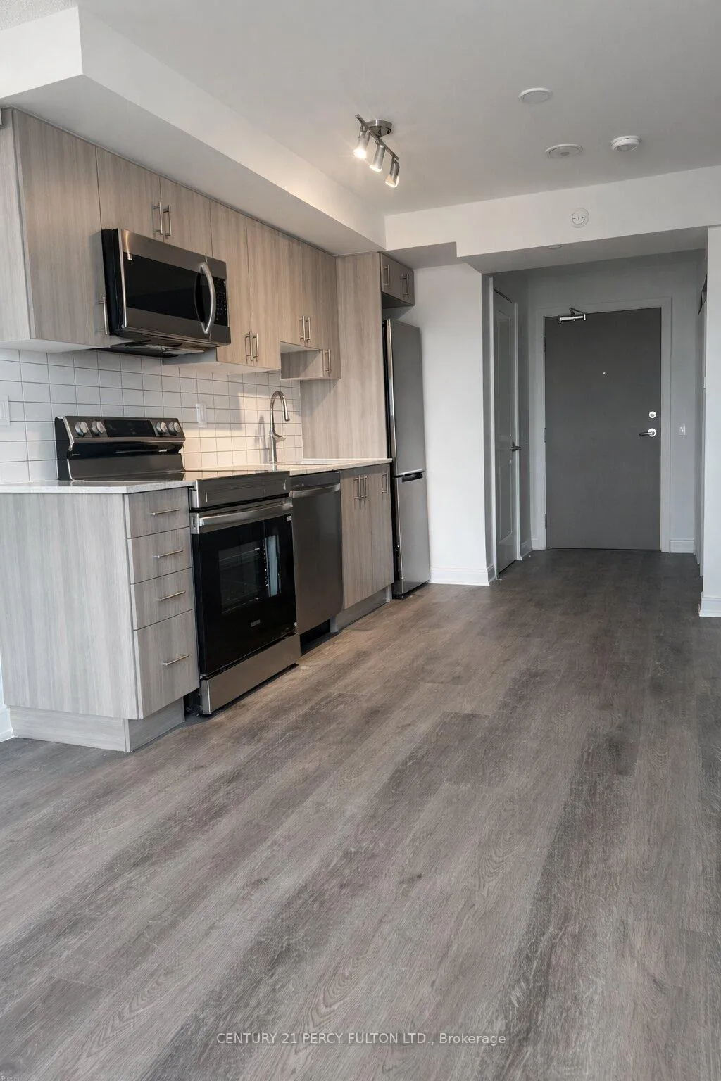 Photo 3 of Unit 803, 1010 Sandy Beach Road, Pickering, Bay Ridges — HOMEH
