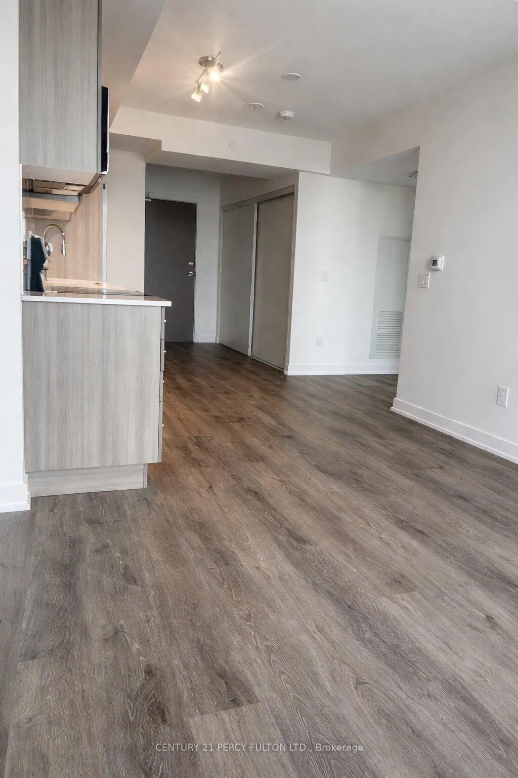 Photo 4 of Unit 803, 1010 Sandy Beach Road, Pickering, Bay Ridges — HOMEH