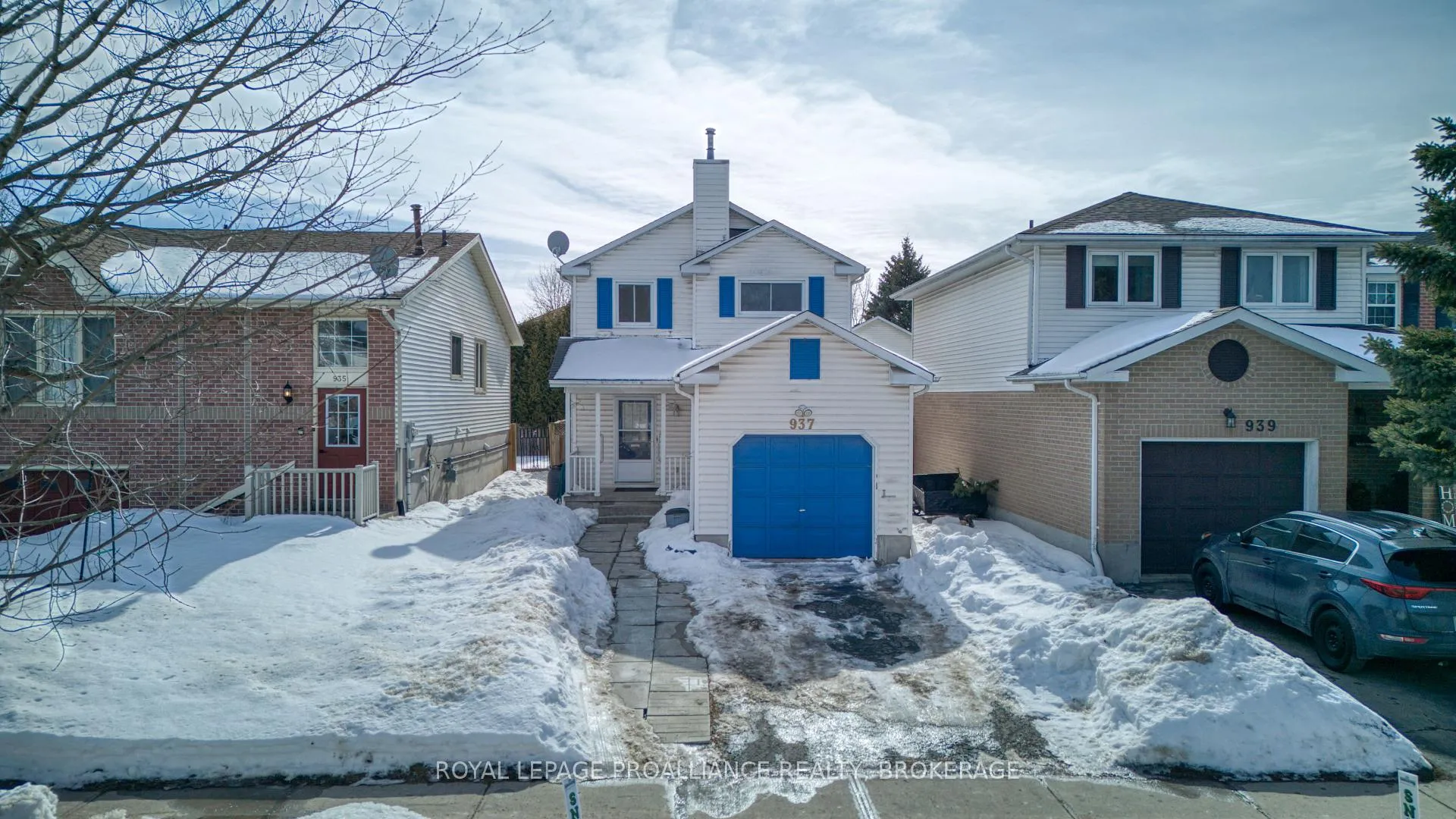 Front of 937 Killarney Crescent