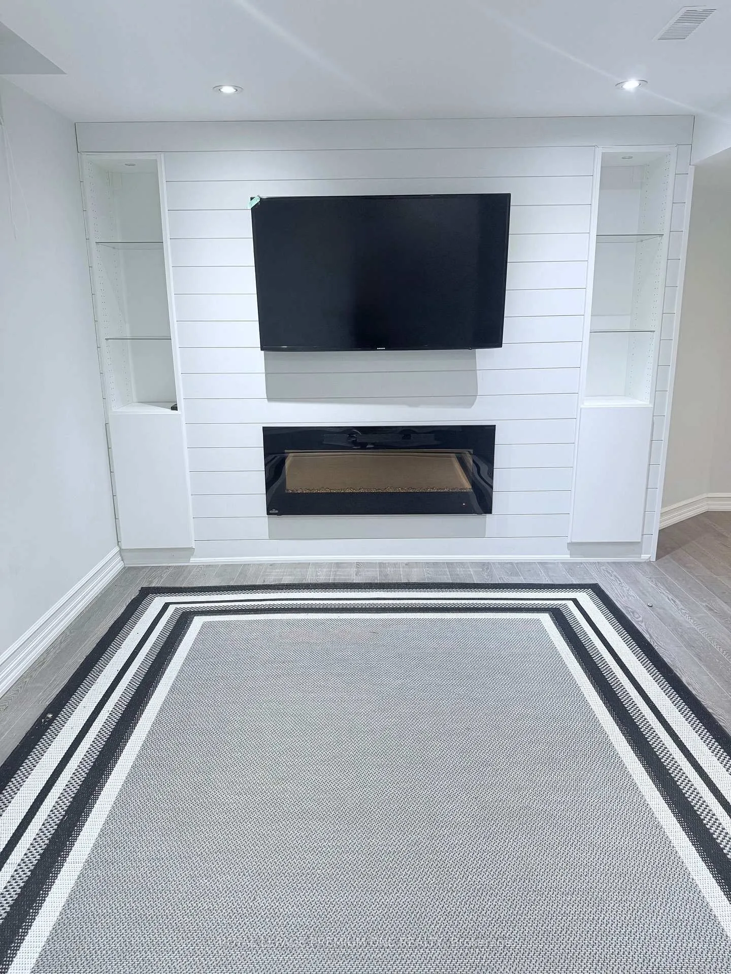 Photo 2 of Unit Basement, 70 Robertson Close, Vaughan, Maple — HOMEH