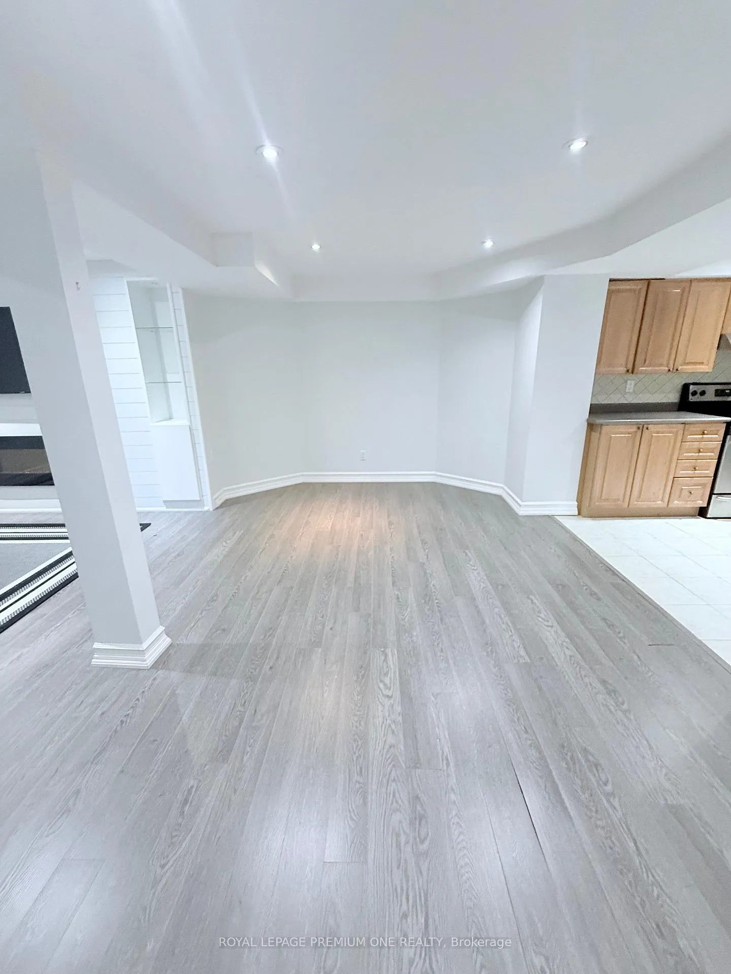 Photo 4 of Unit Basement, 70 Robertson Close, Vaughan, Maple — HOMEH