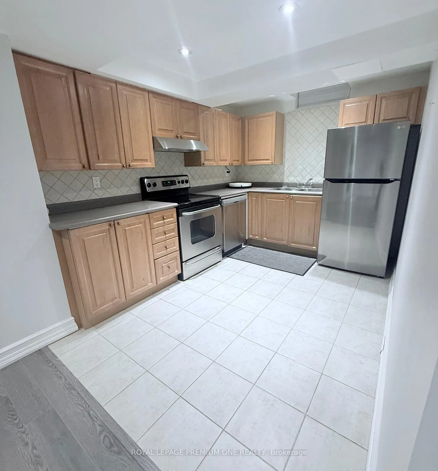 Photo 5 of Unit Basement, 70 Robertson Close, Vaughan, Maple — HOMEH