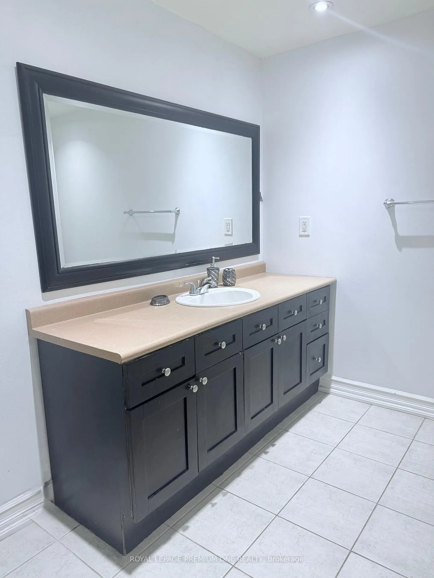 Photo 10 of Unit Basement, 70 Robertson Close, Vaughan, Maple — HOMEH